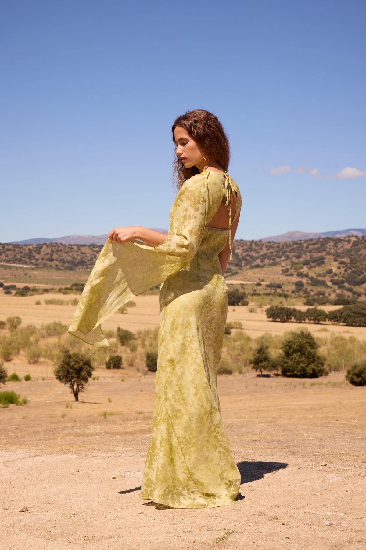 FORTUNA GREEN - Vestido organza floral capa incorporada