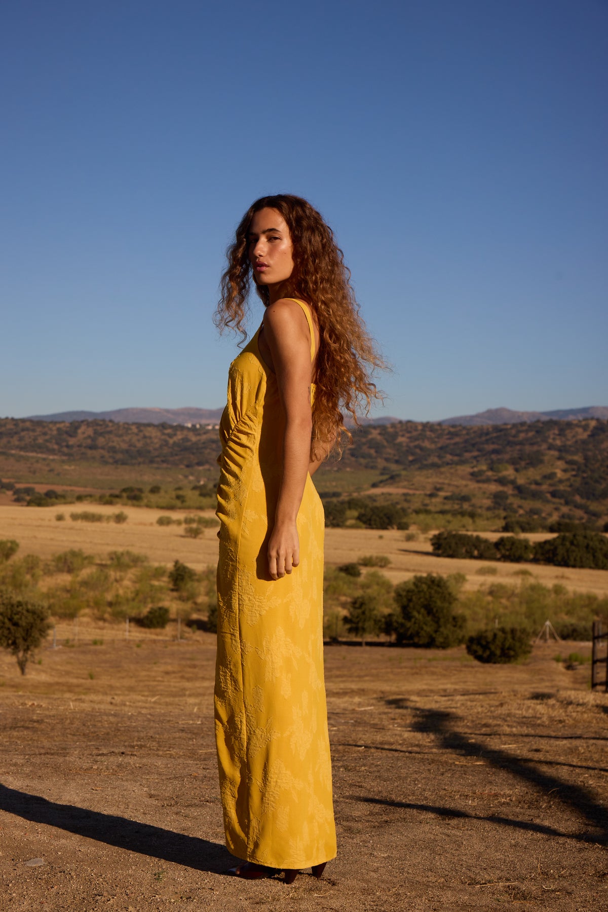 ALLEGRA YELLOW - Vestido jacquard amarillo escote cuadrado