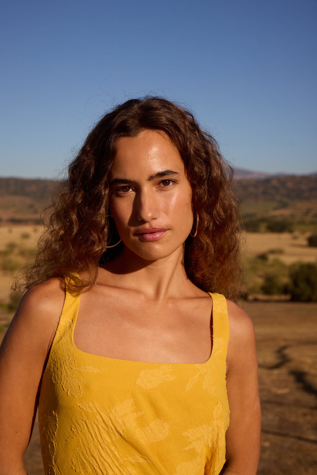 ALLEGRA YELLOW - Vestido jacquard amarillo escote cuadrado