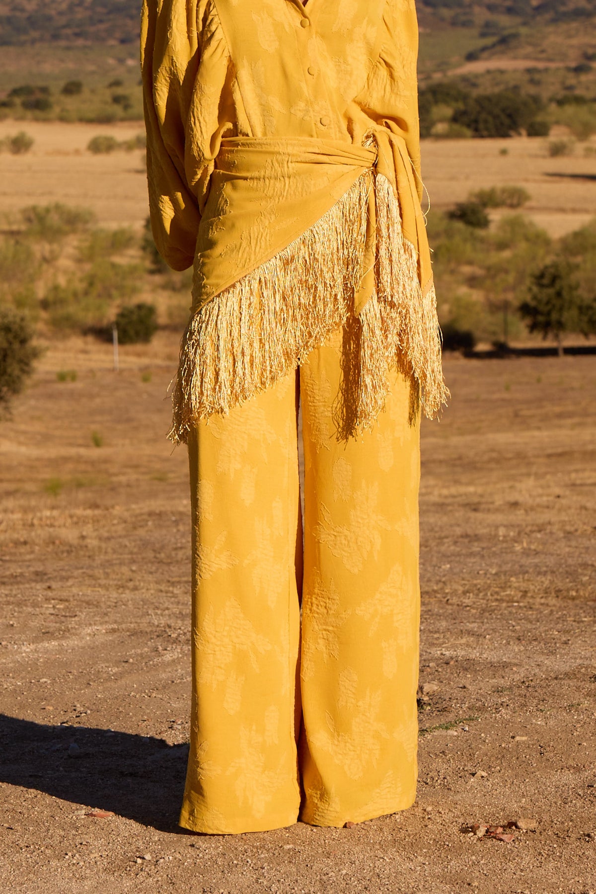 MANTON YELLOW - Pañuelo amarillo con flecos