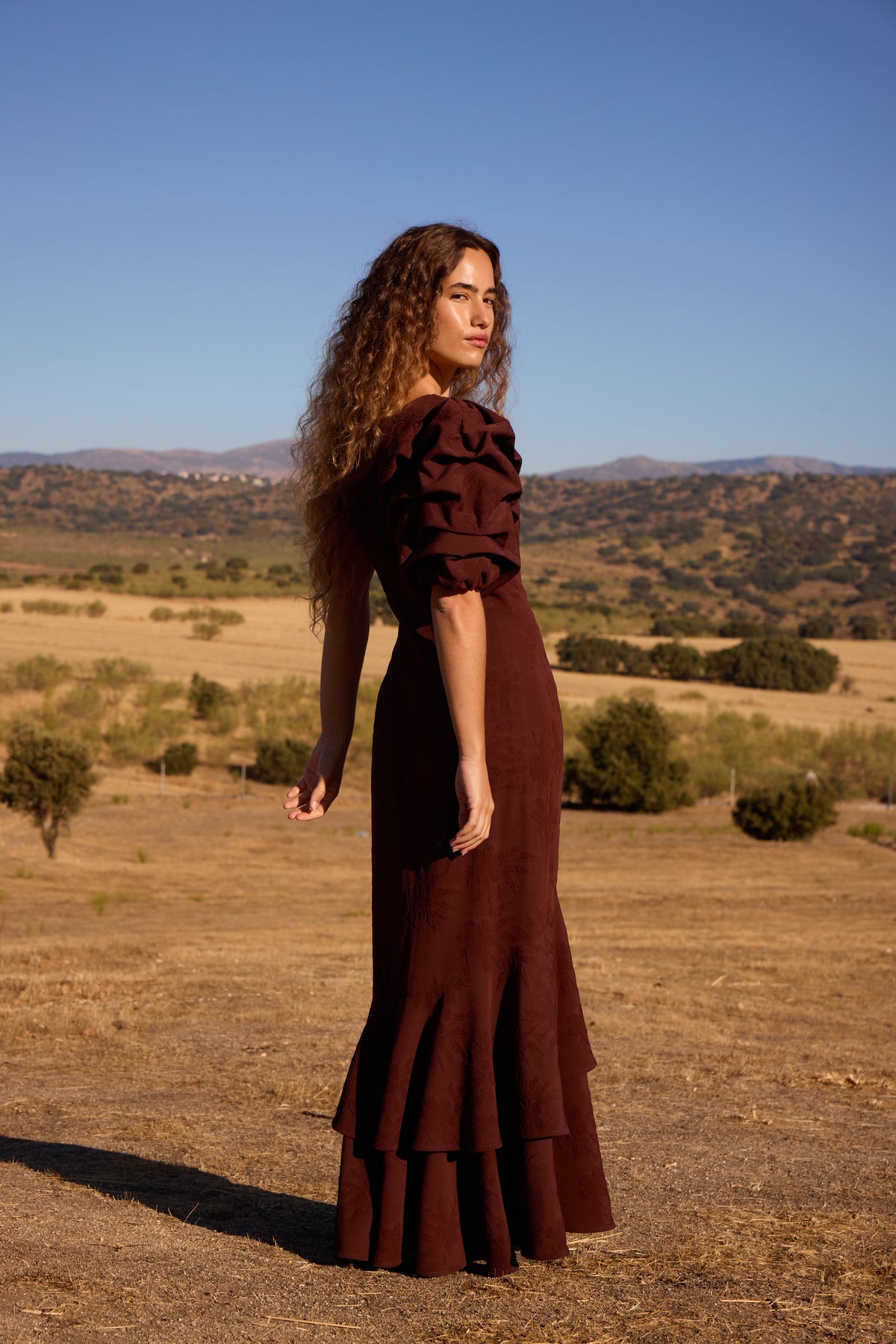 RENATA BROWN - Vestido asimétrico manga abullonada marrón
