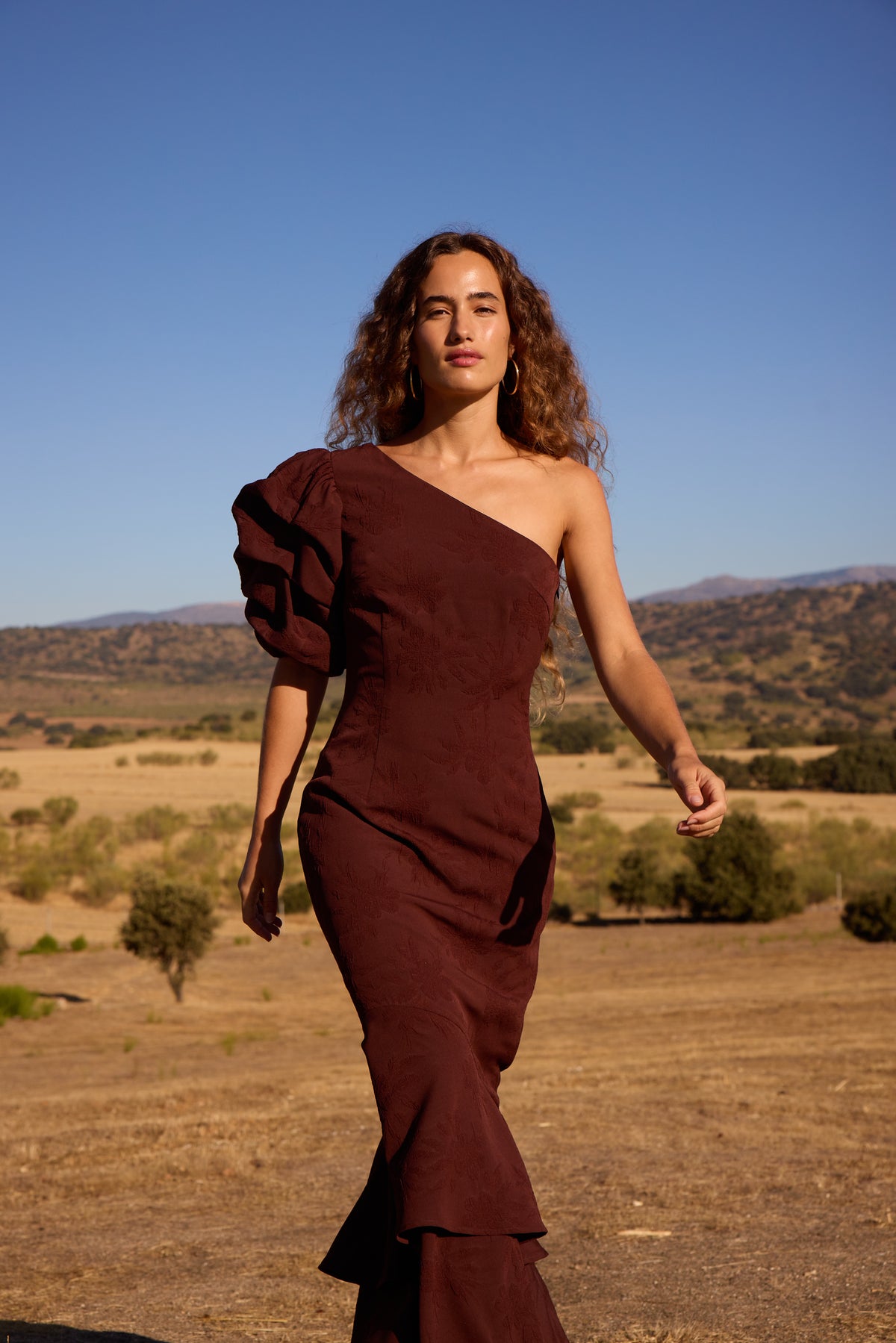 RENATA BROWN - Vestido asimétrico manga abullonada marrón