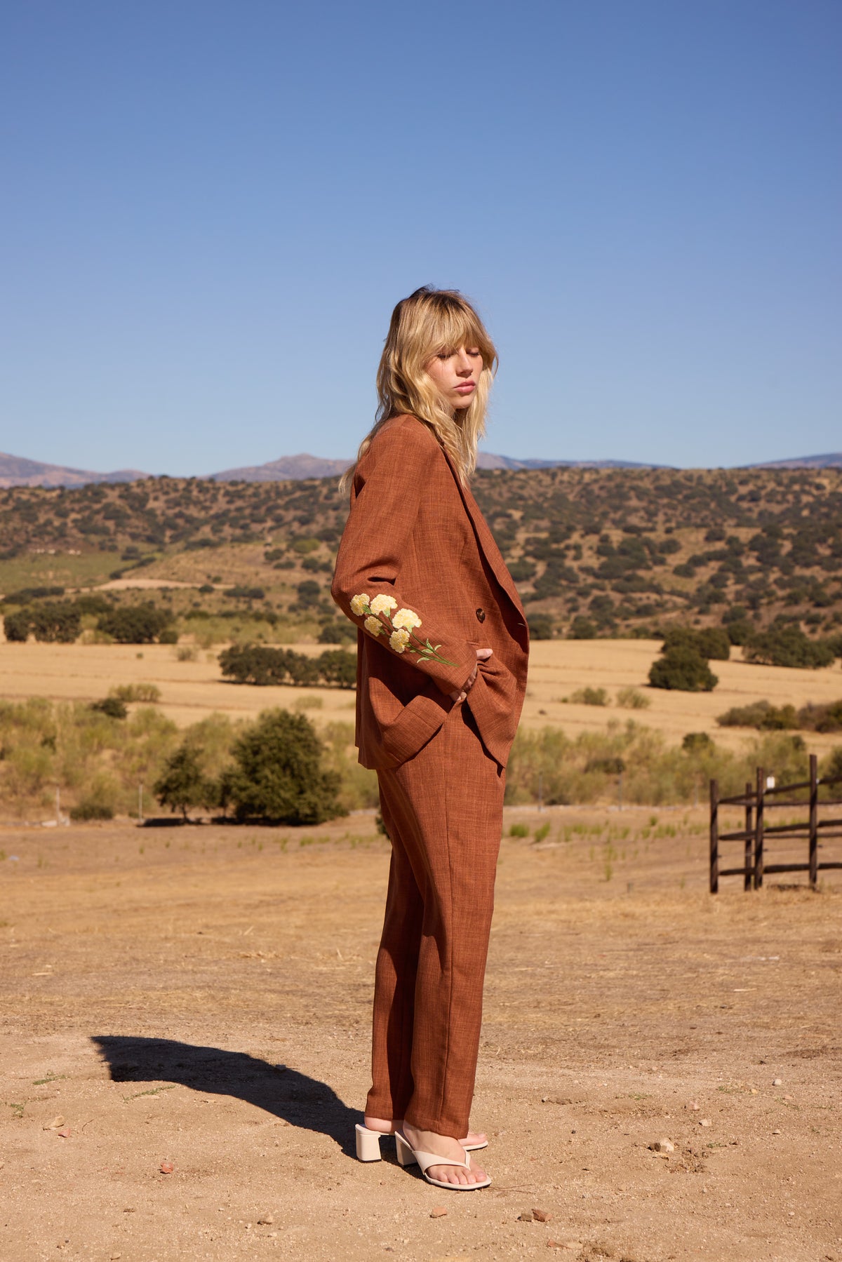 GAIA JACKET - Americana traje efecto lino bordado claveles