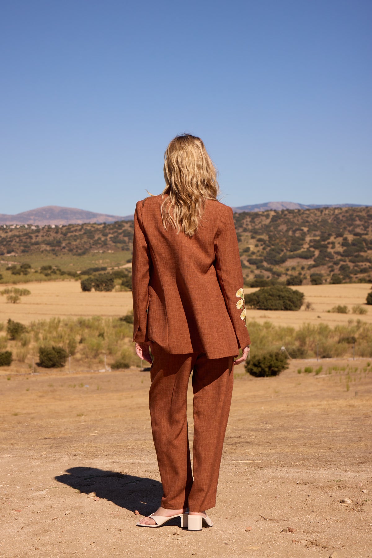 GAIA JACKET - Americana traje efecto lino bordado claveles