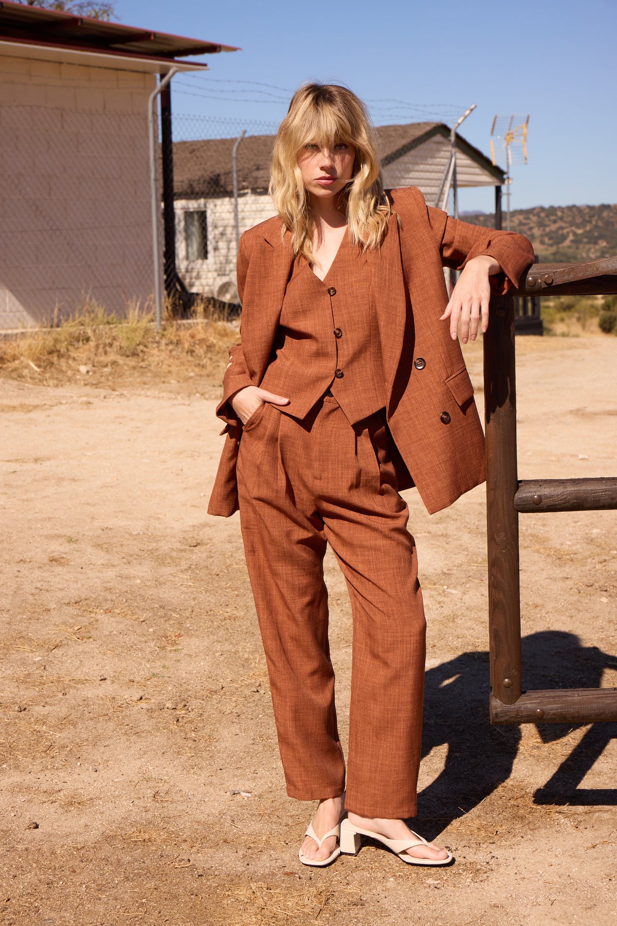GAIA JACKET - Americana traje efecto lino bordado claveles