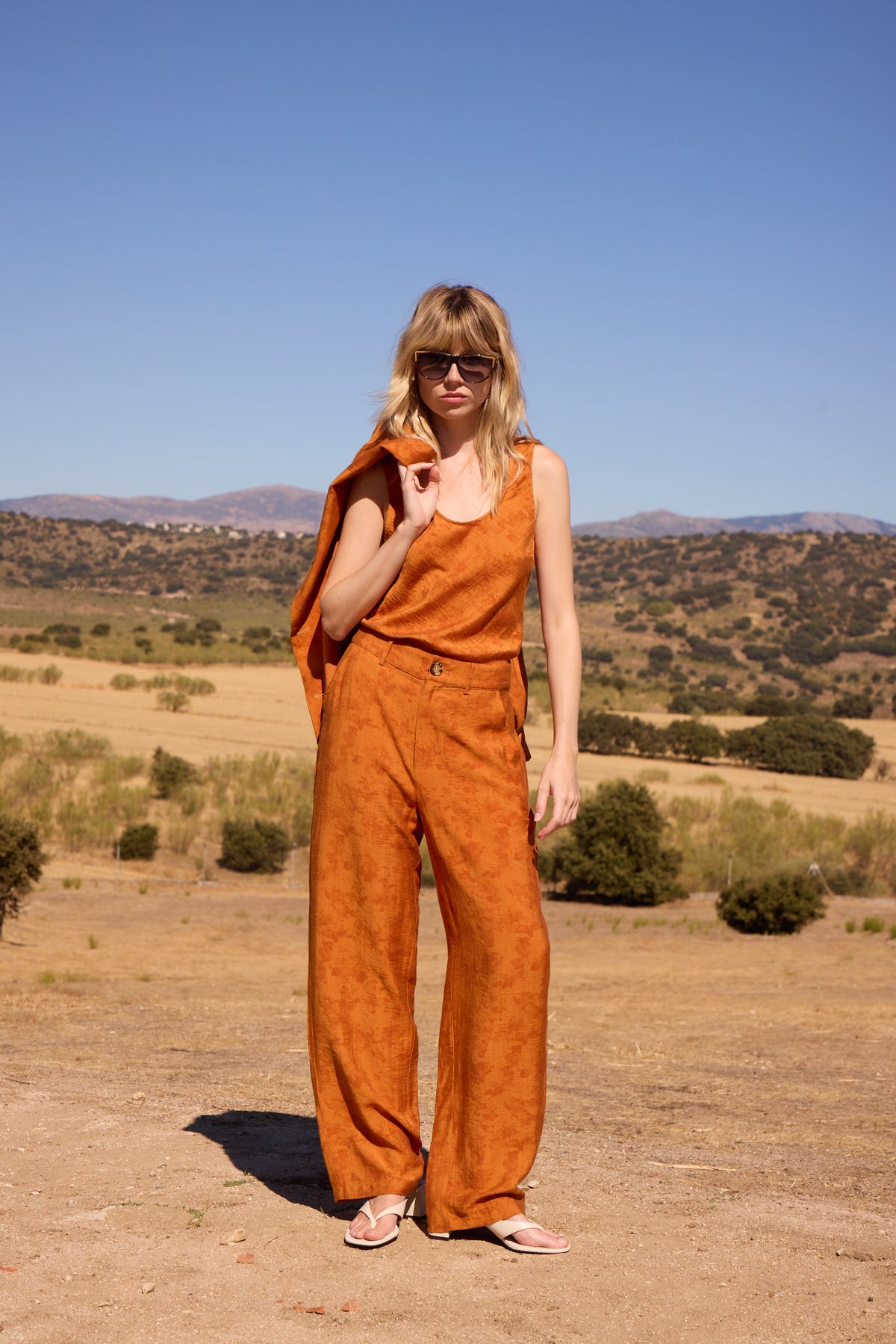 BRUNA SET - Traje pantalón efecto lino dibujo floral