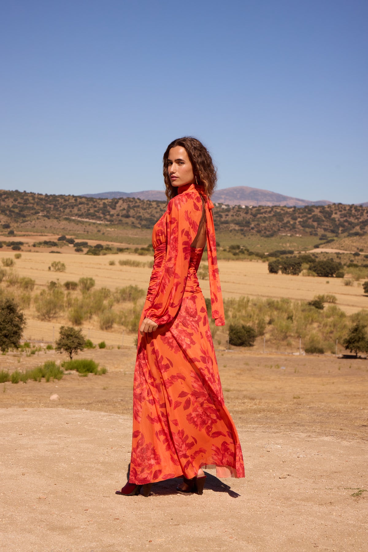 FIORELLA ORANGE - Vestido halter tul elástico manga desmontable