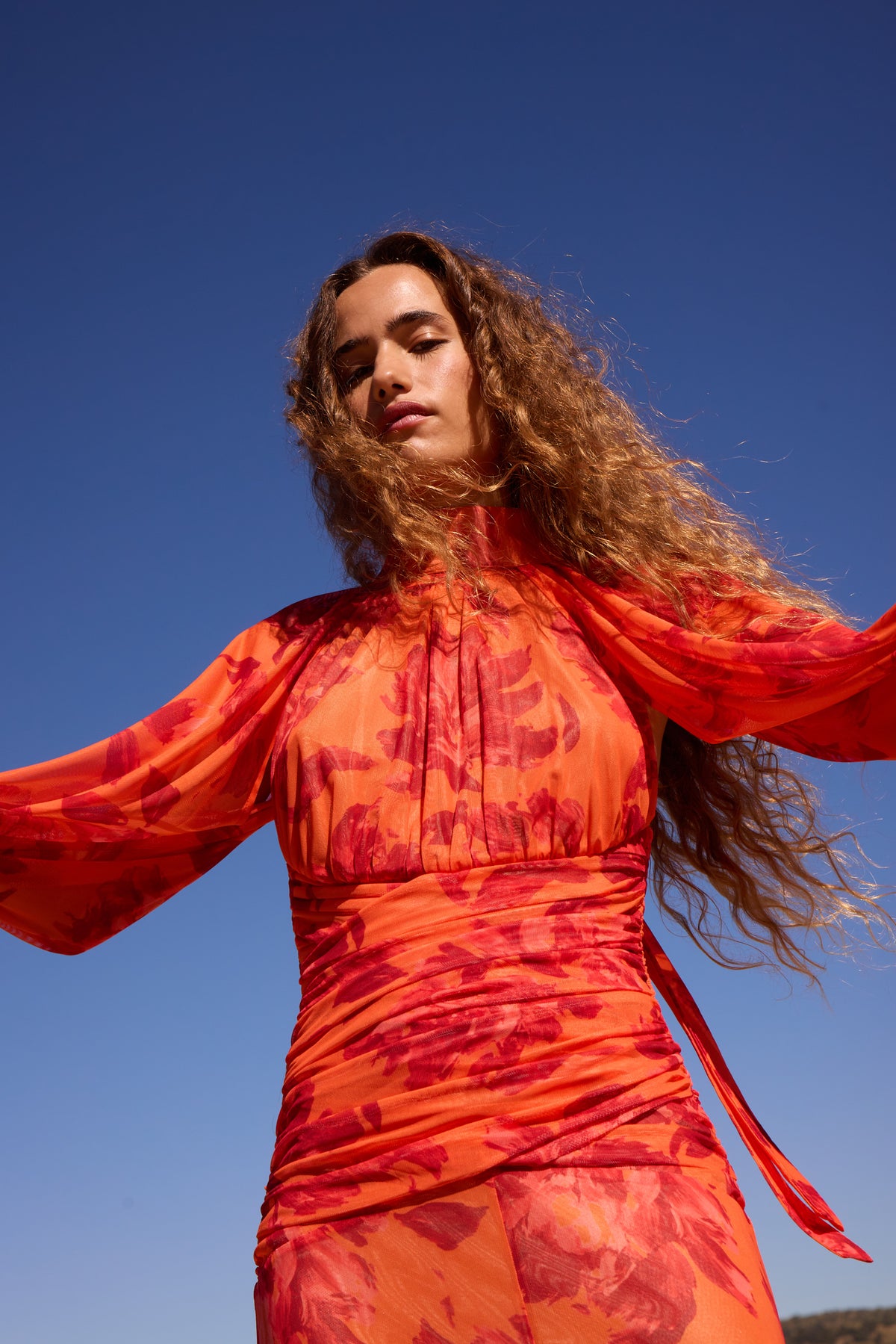 FIORELLA ORANGE - Vestido halter tul elástico manga desmontable