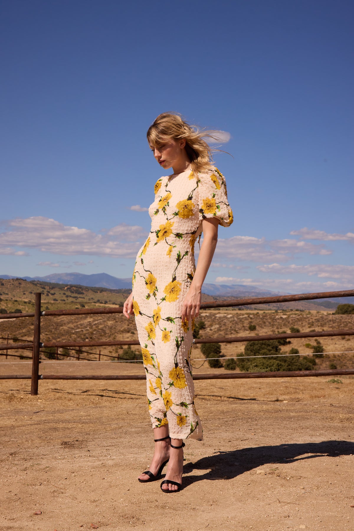 NICOLETTA - Vestido midi manga abullonada tejido arrugado floral