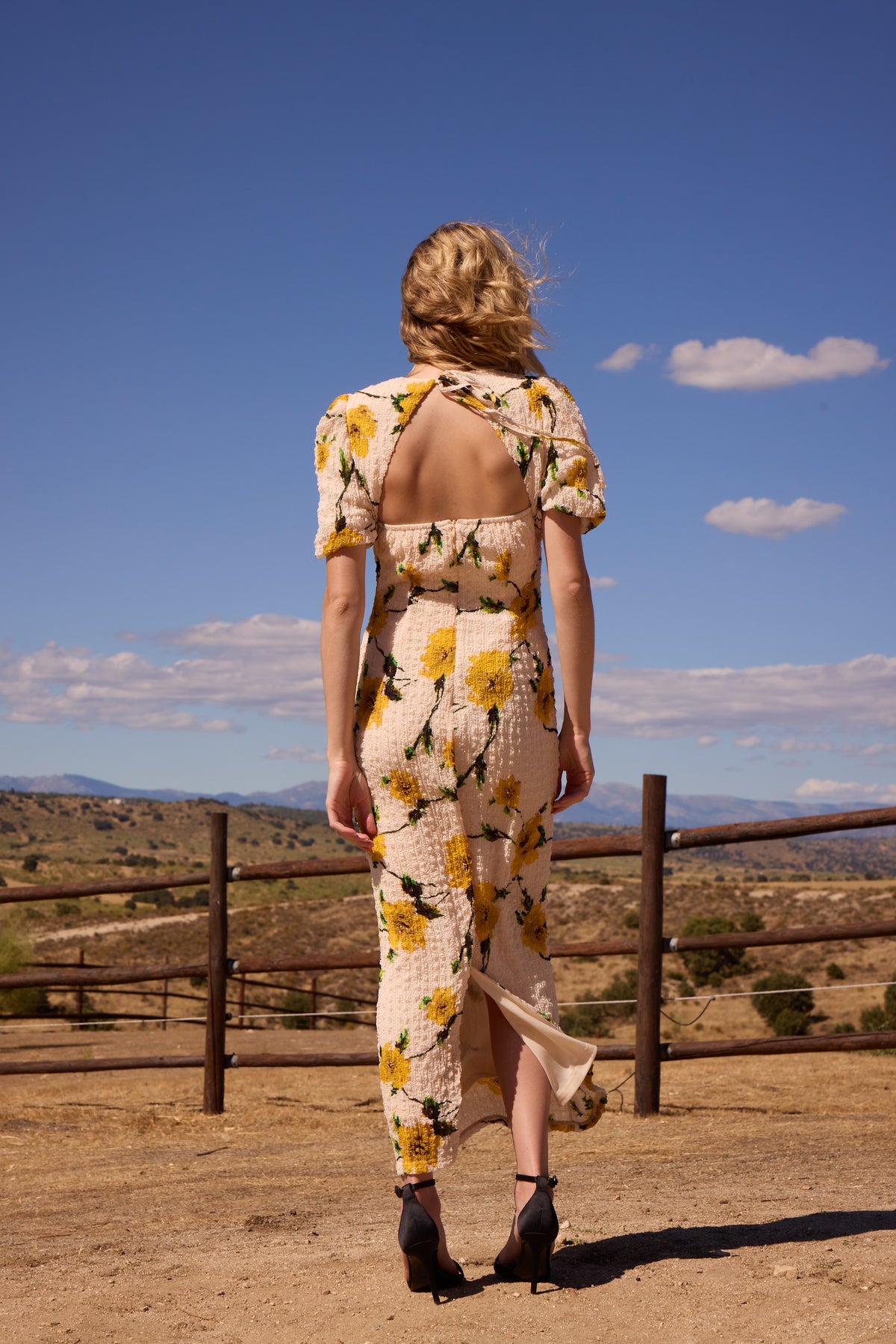 NICOLETTA - Vestido midi manga abullonada tejido arrugado floral