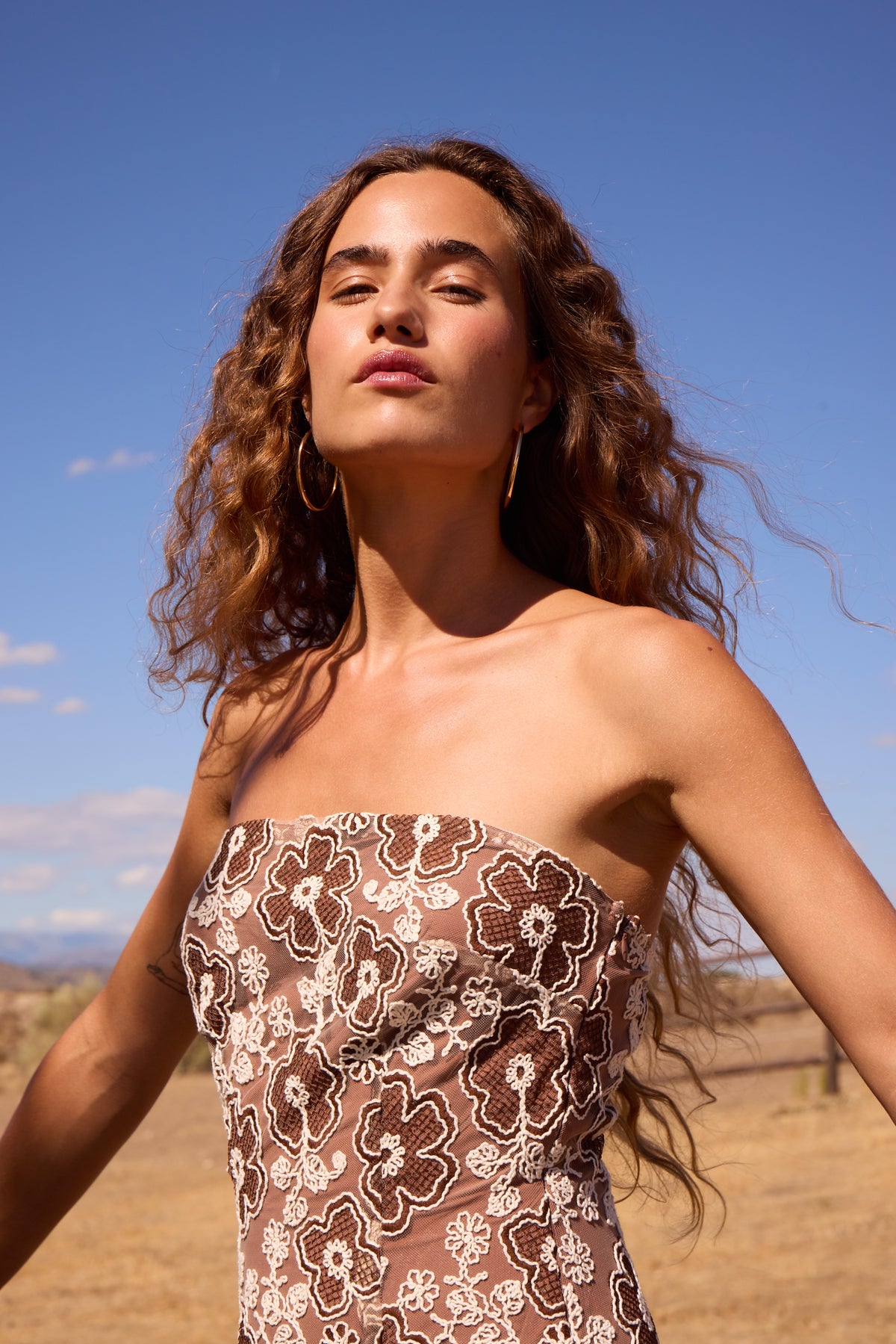 RAFFAELLA - Vestido palabra de honor guipur floral