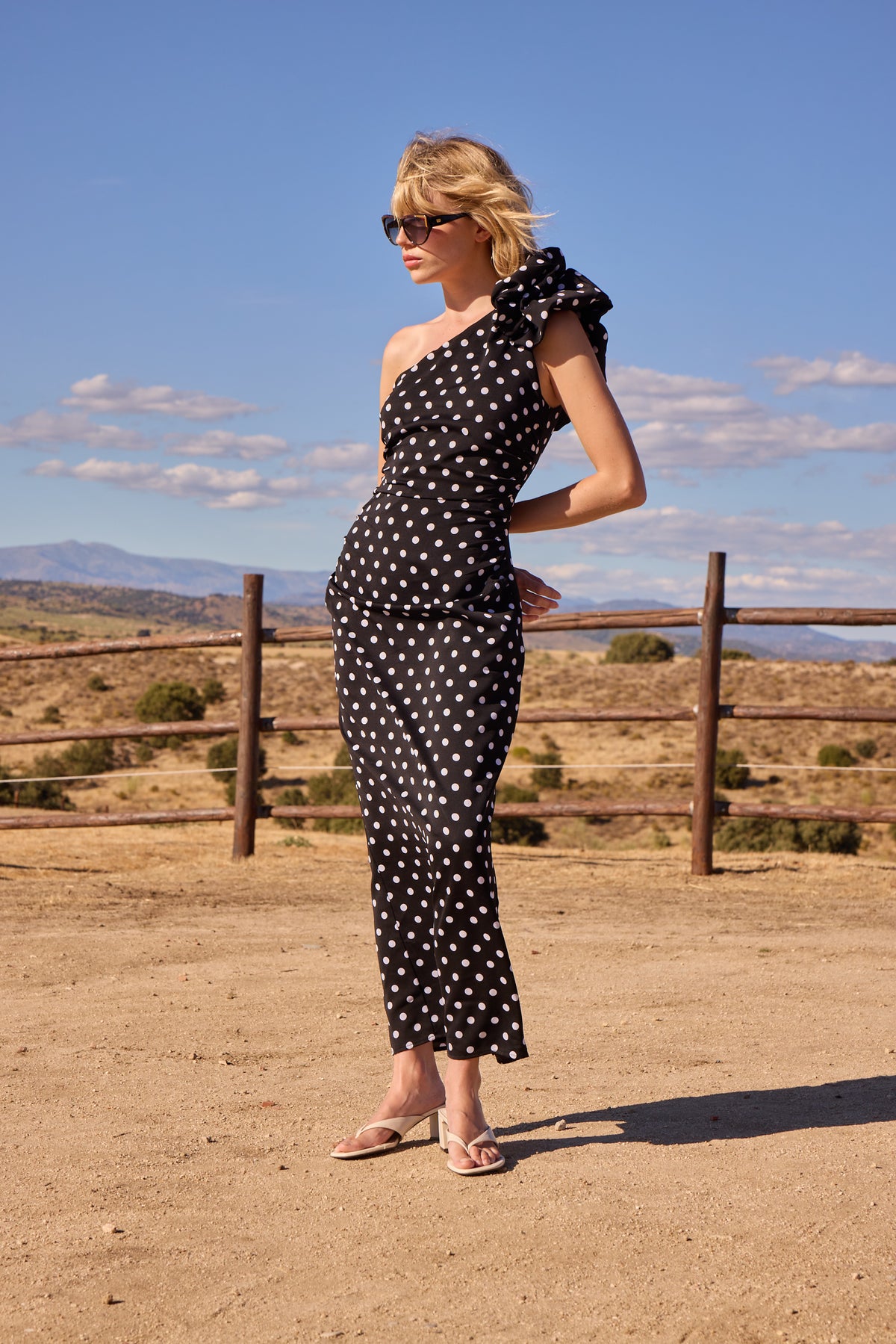 VALENTINA DOTS - Vestido asimétrico lunares detalle hombro