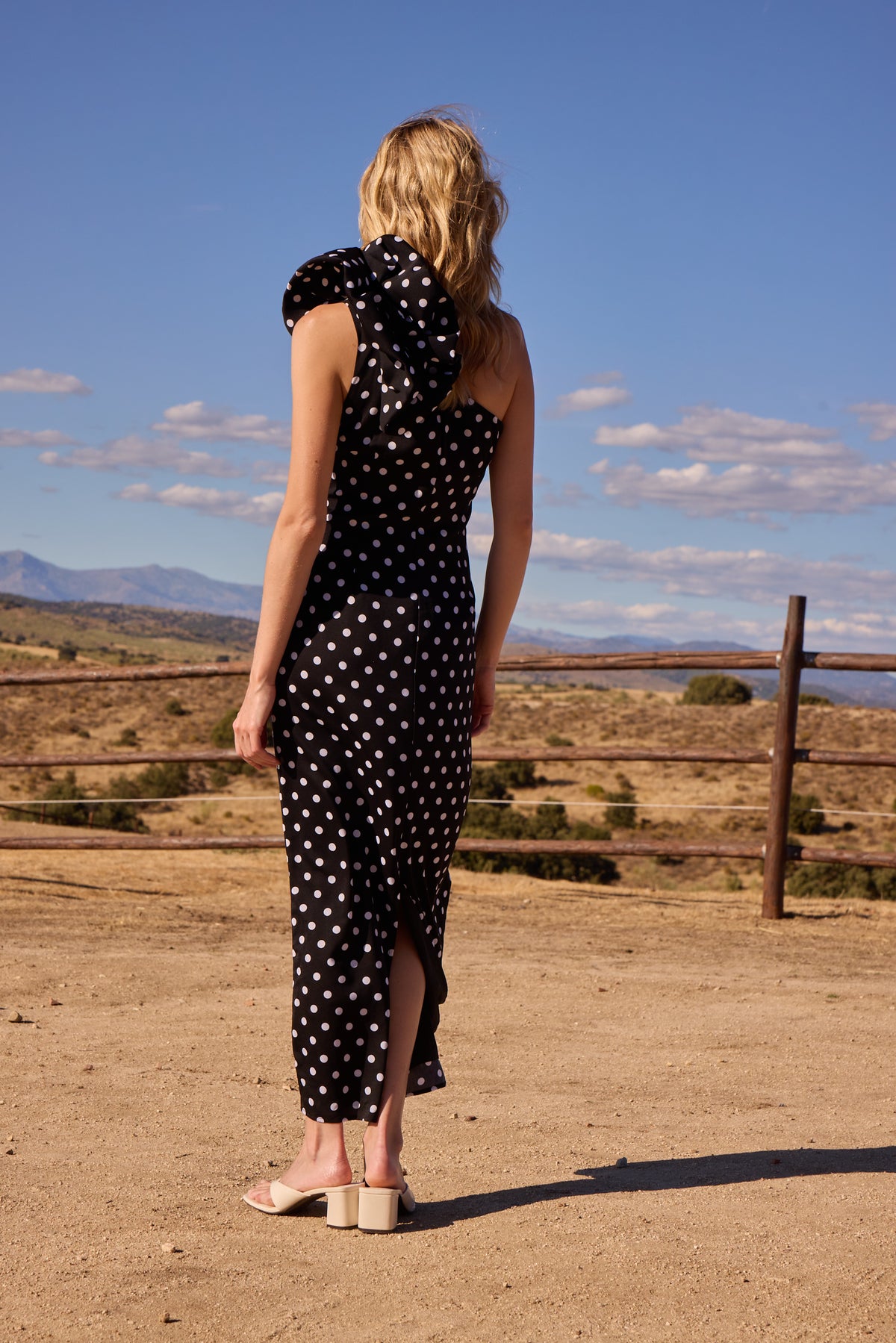 VALENTINA DOTS - Vestido asimétrico lunares detalle hombro
