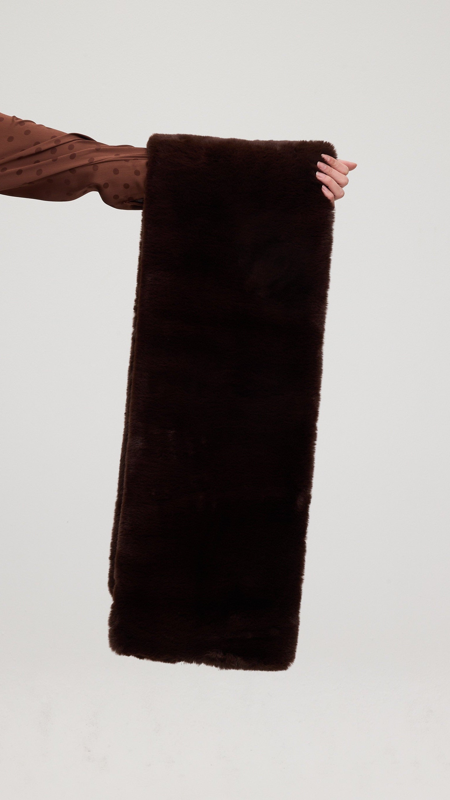 CROWD BROWN - Estola faux fur marrón