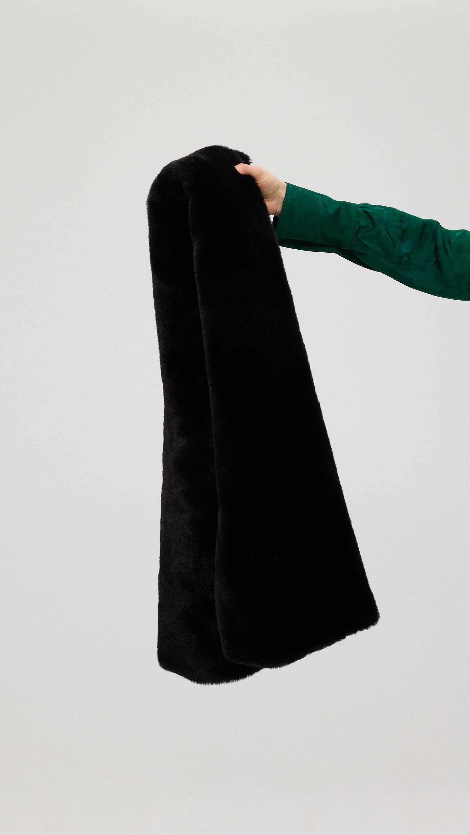 CROWD BLACK - Estola faux fur negra