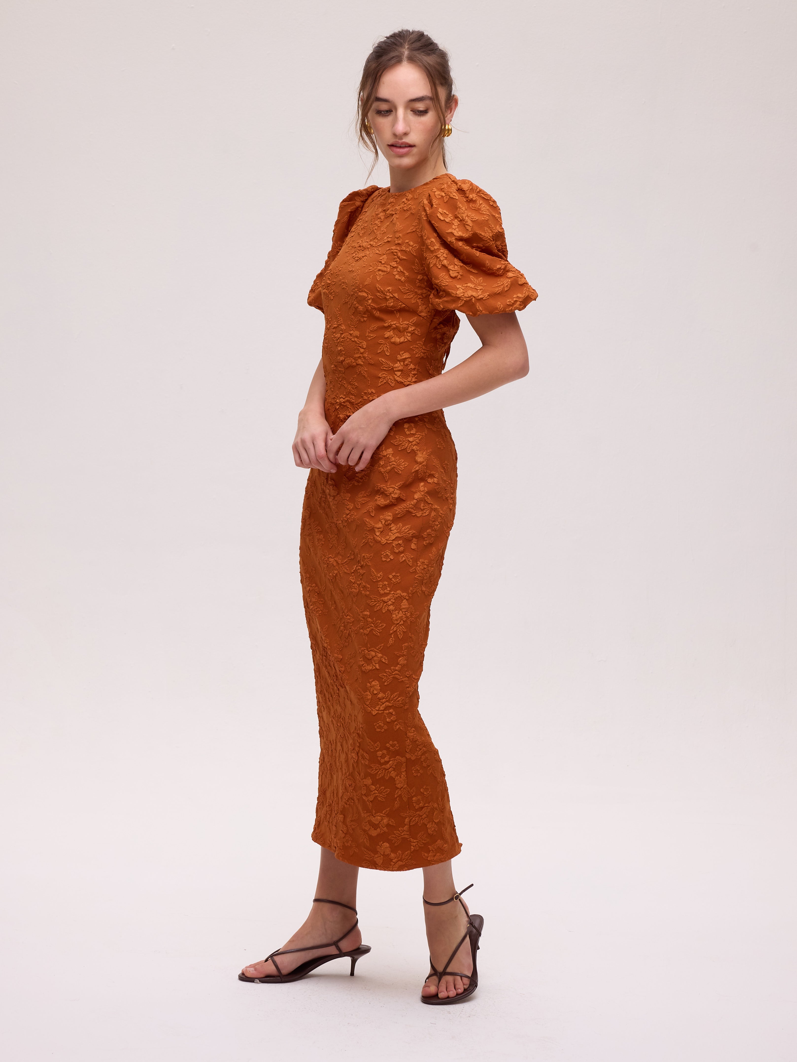 FIORE ORANGE - Vestido brocado floral escote espalda