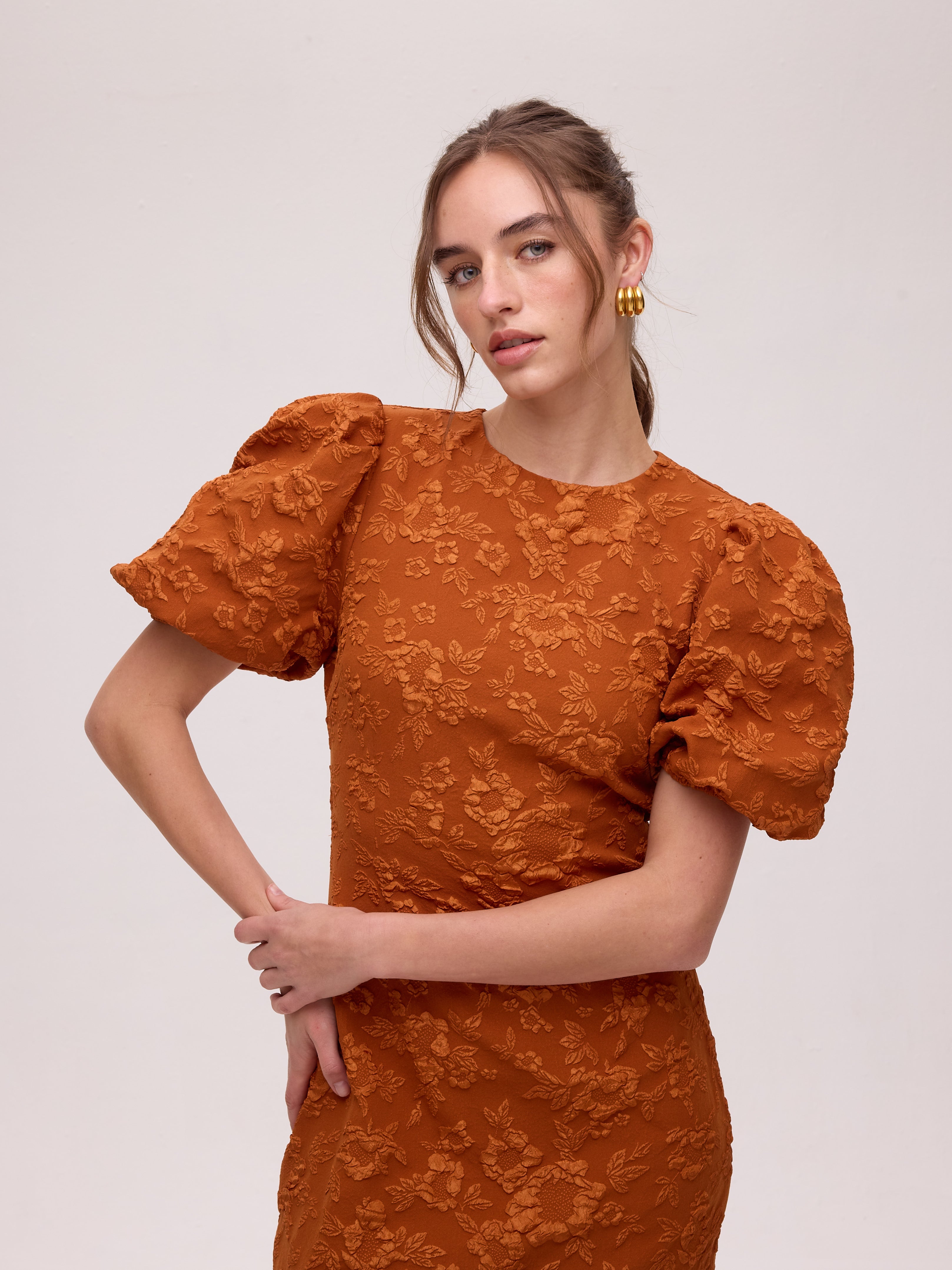 FIORE ORANGE - Vestido brocado floral escote espalda