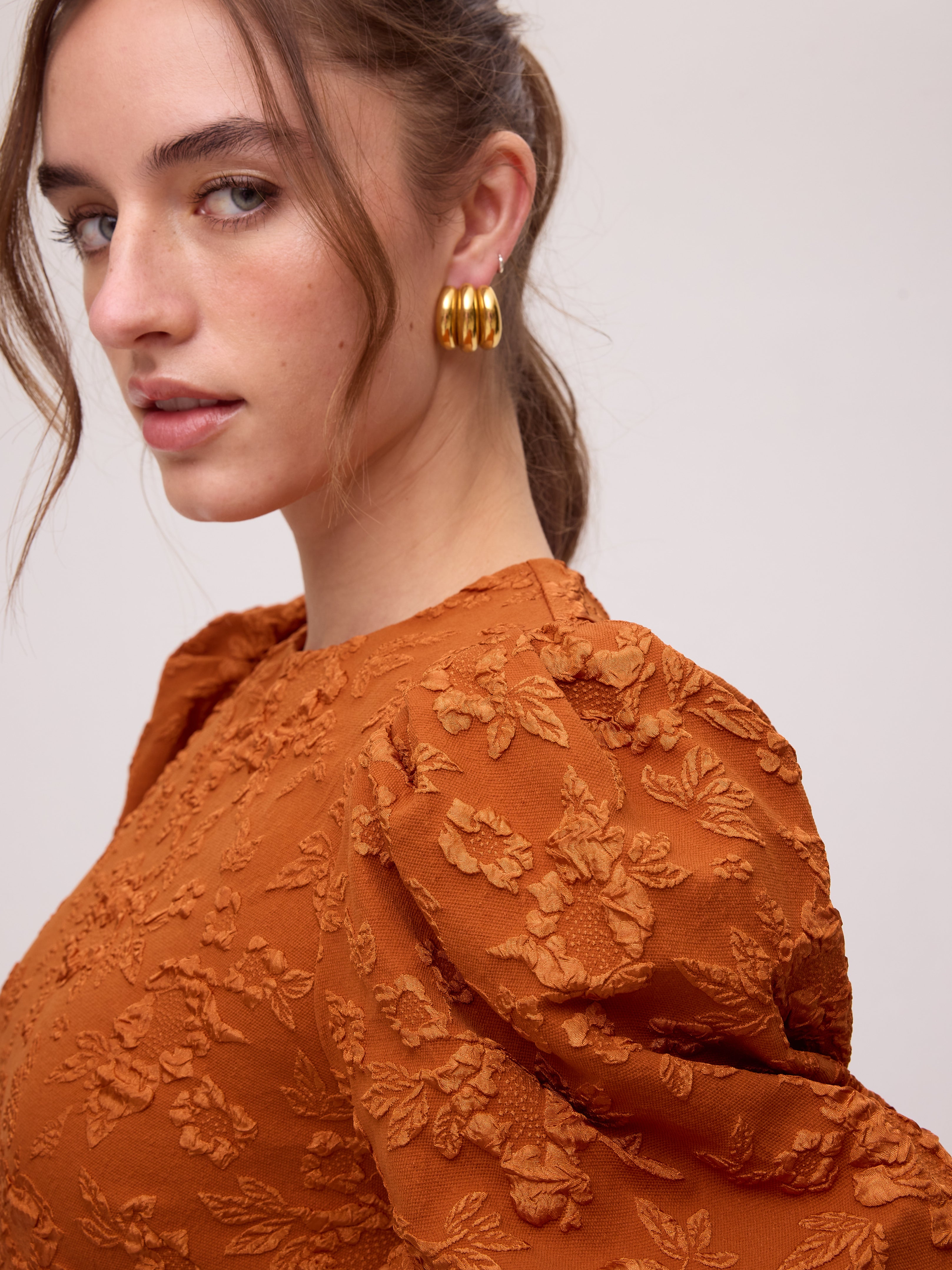 FIORE ORANGE - Vestido brocado floral escote espalda