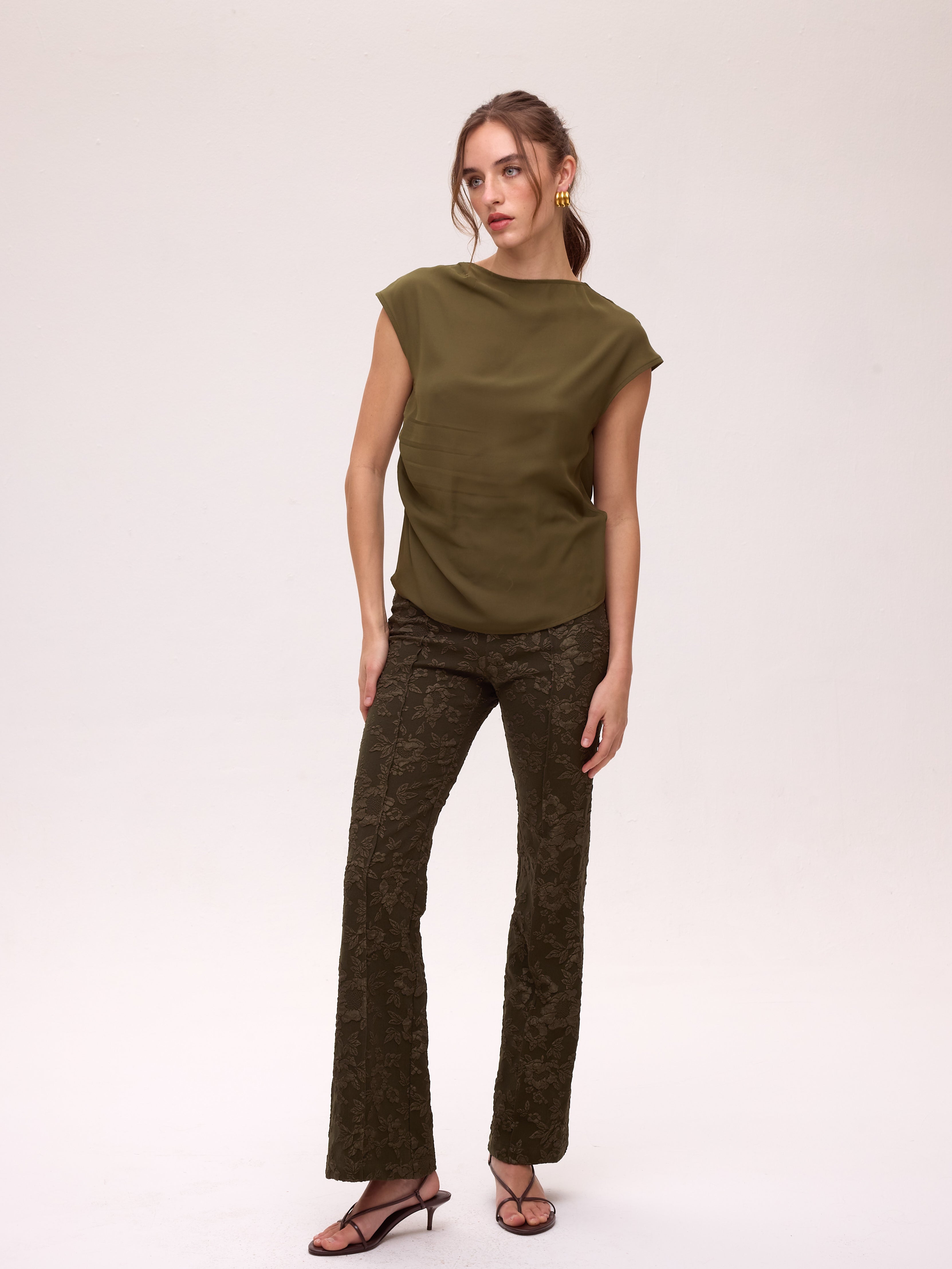 FIELDS - Top fluido sin mangas. Verde oliva