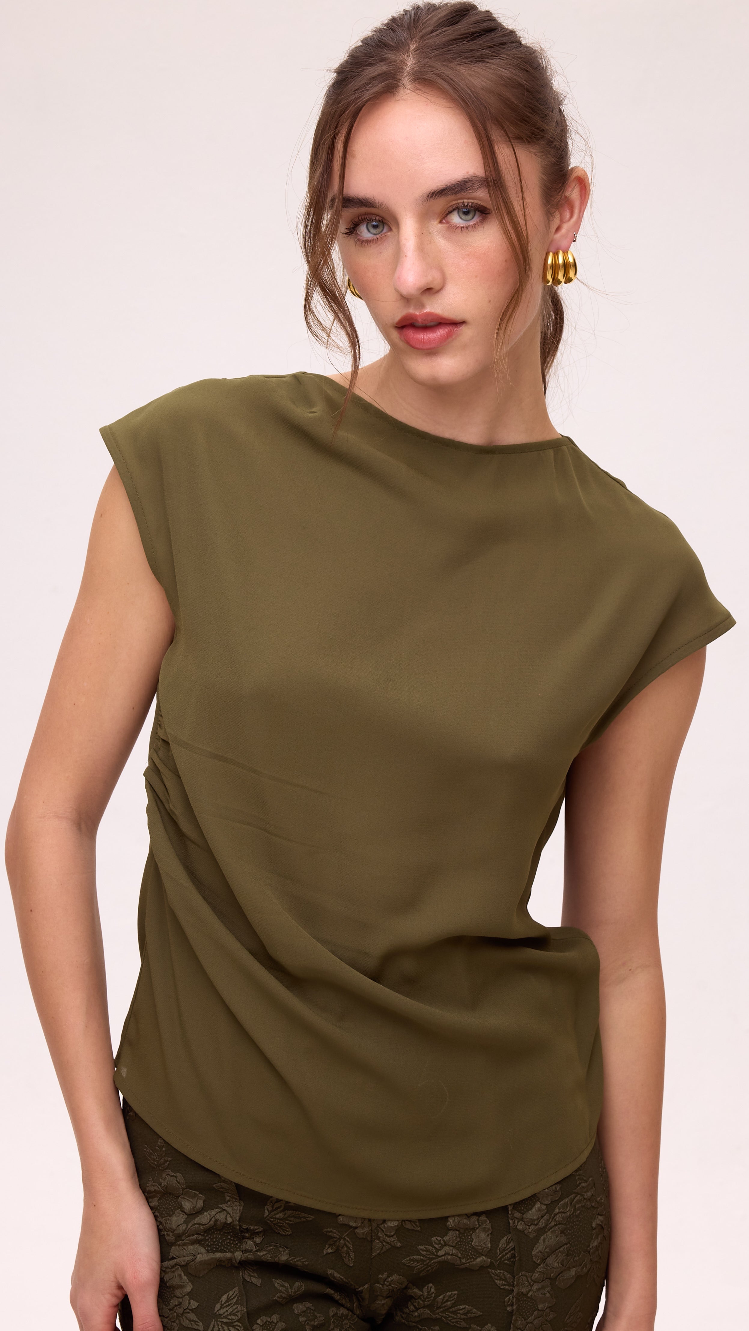 FIELDS - Top fluido sin mangas. Verde oliva