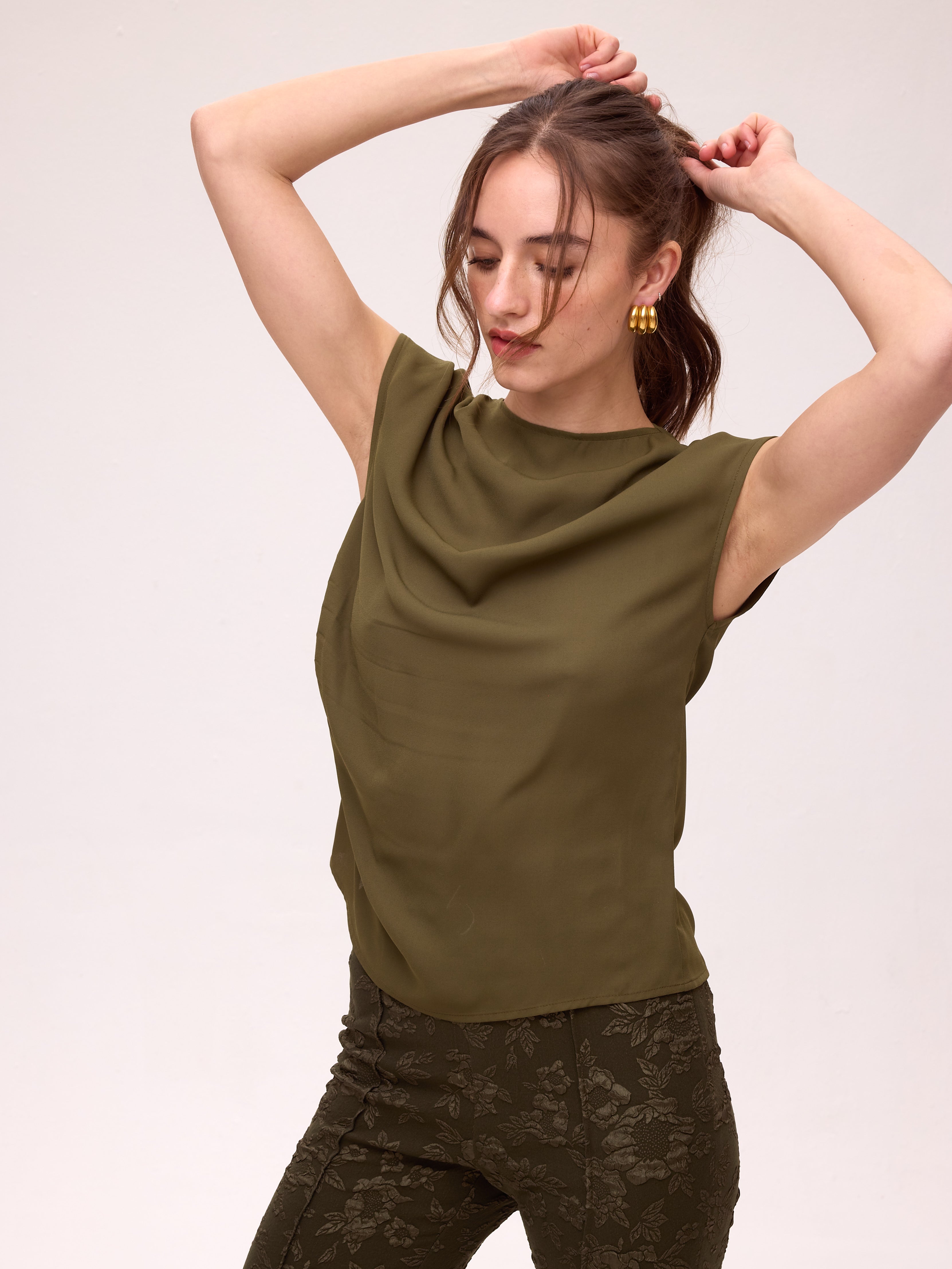 FIELDS - Top fluido sin mangas. Verde oliva