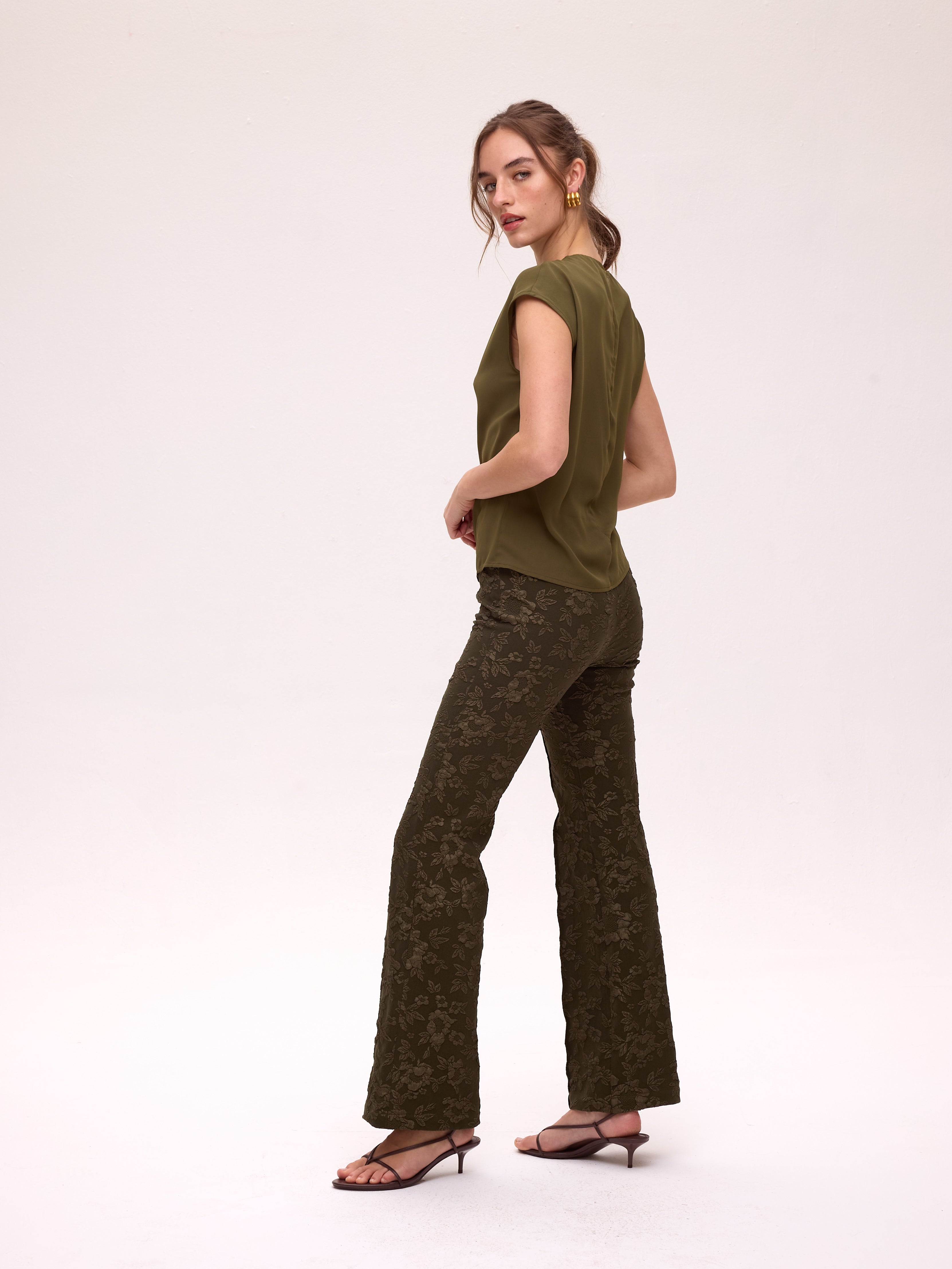 FIELDS - Top fluido sin mangas. Verde oliva