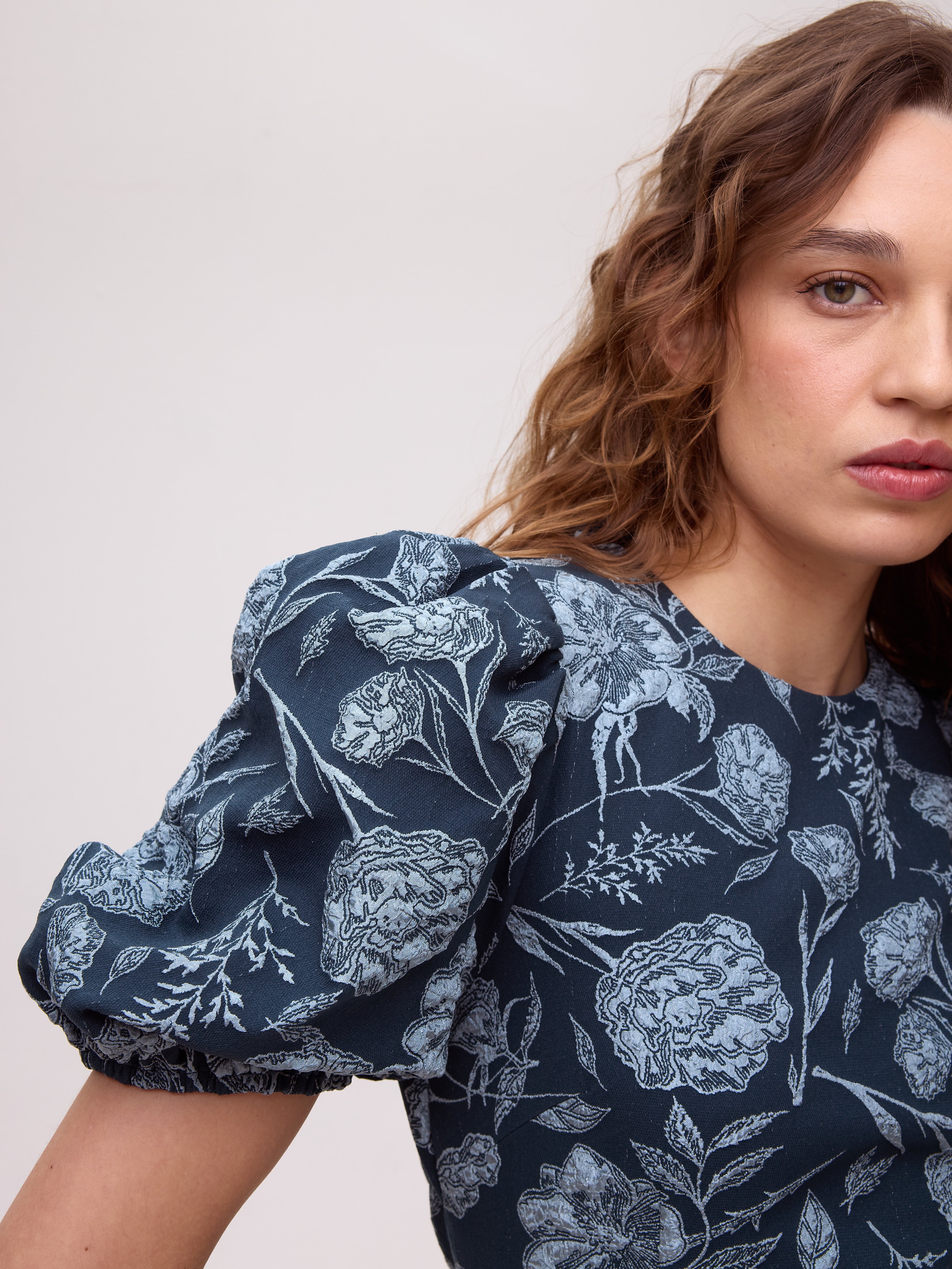 FIORE TEAL - Vestido brocado flores escote espalda