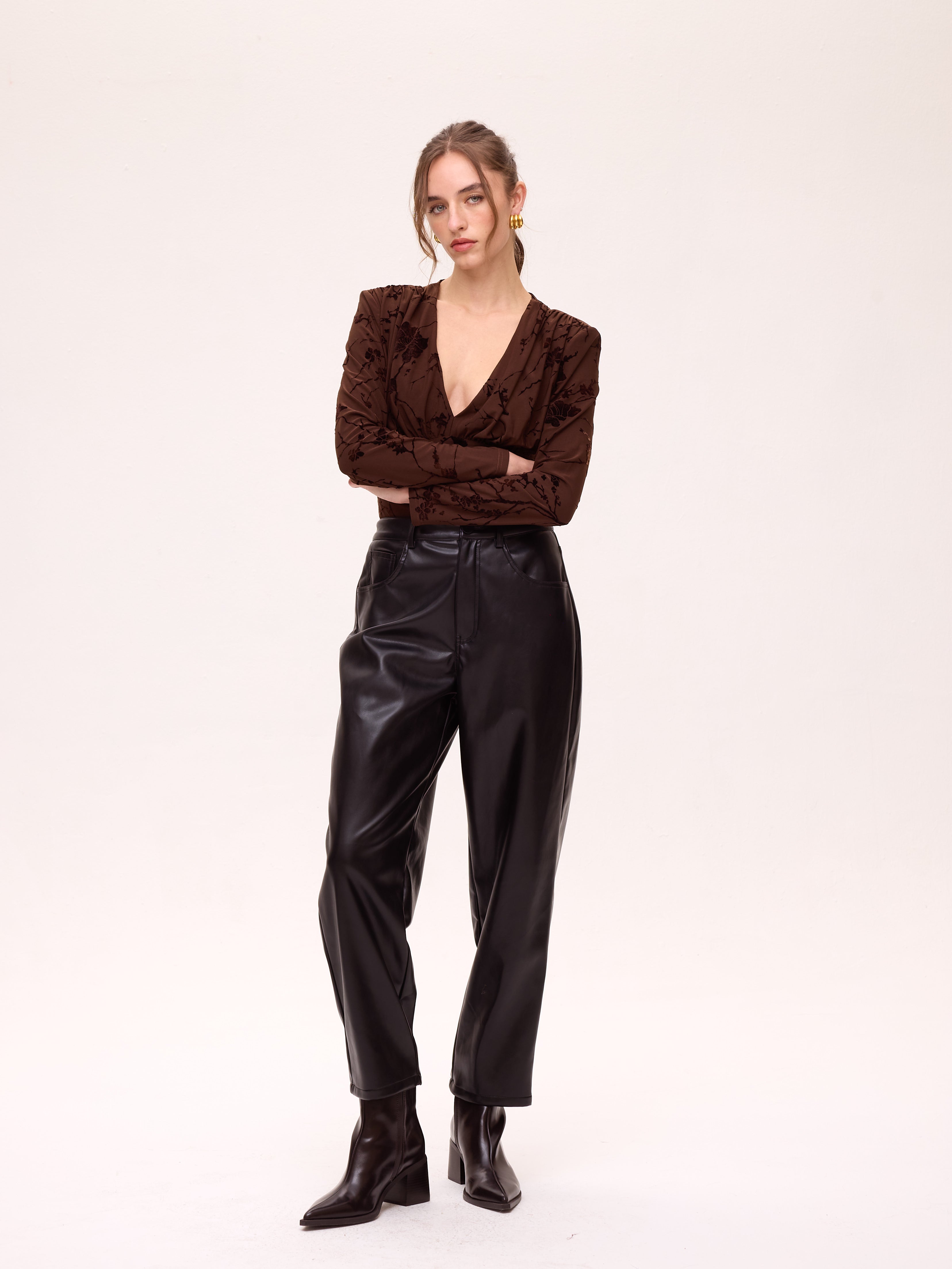 CHILL BROWN - Top flocado corte imperio marrón