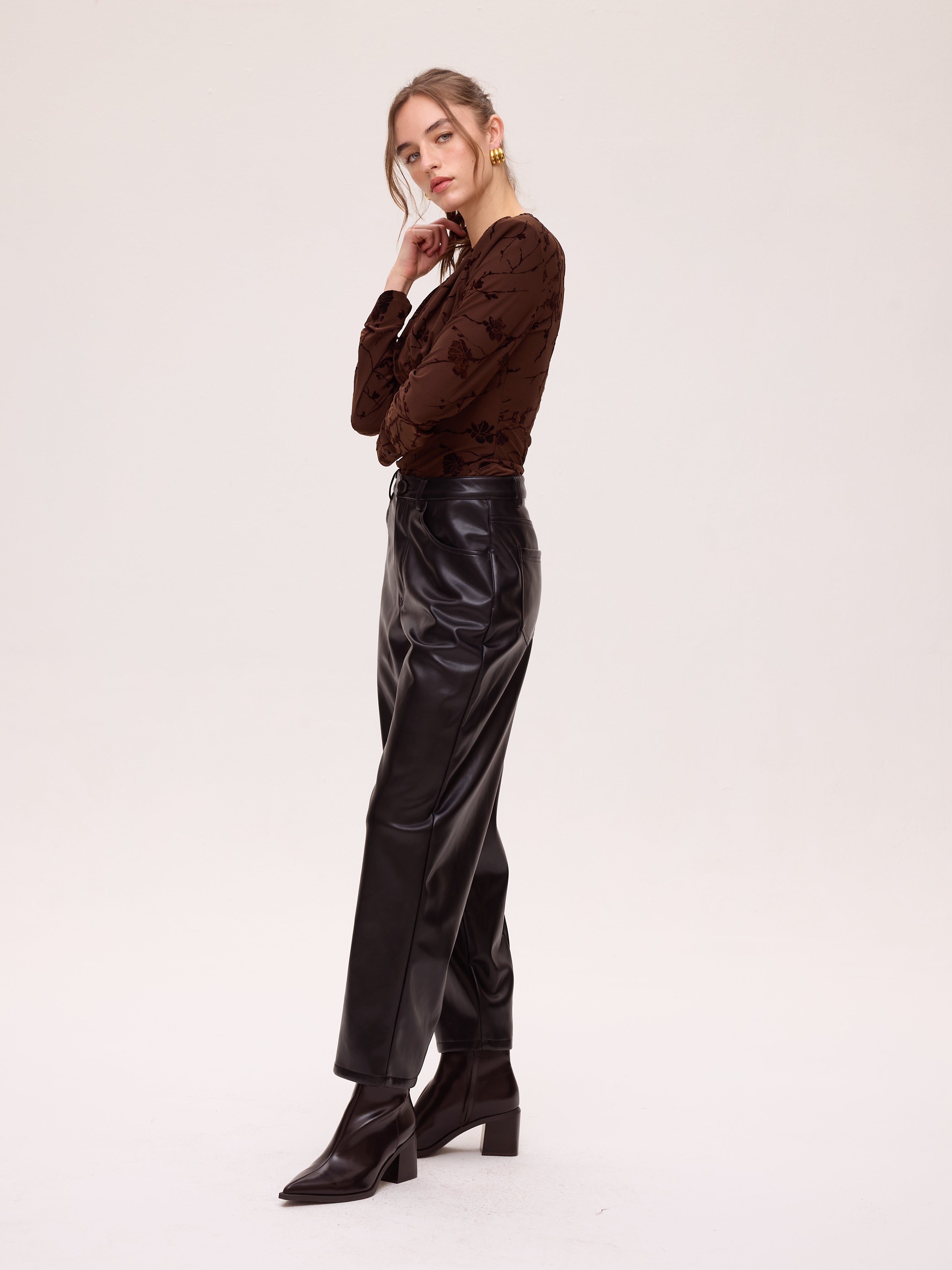 CHILL BROWN - Top flocado corte imperio marrón