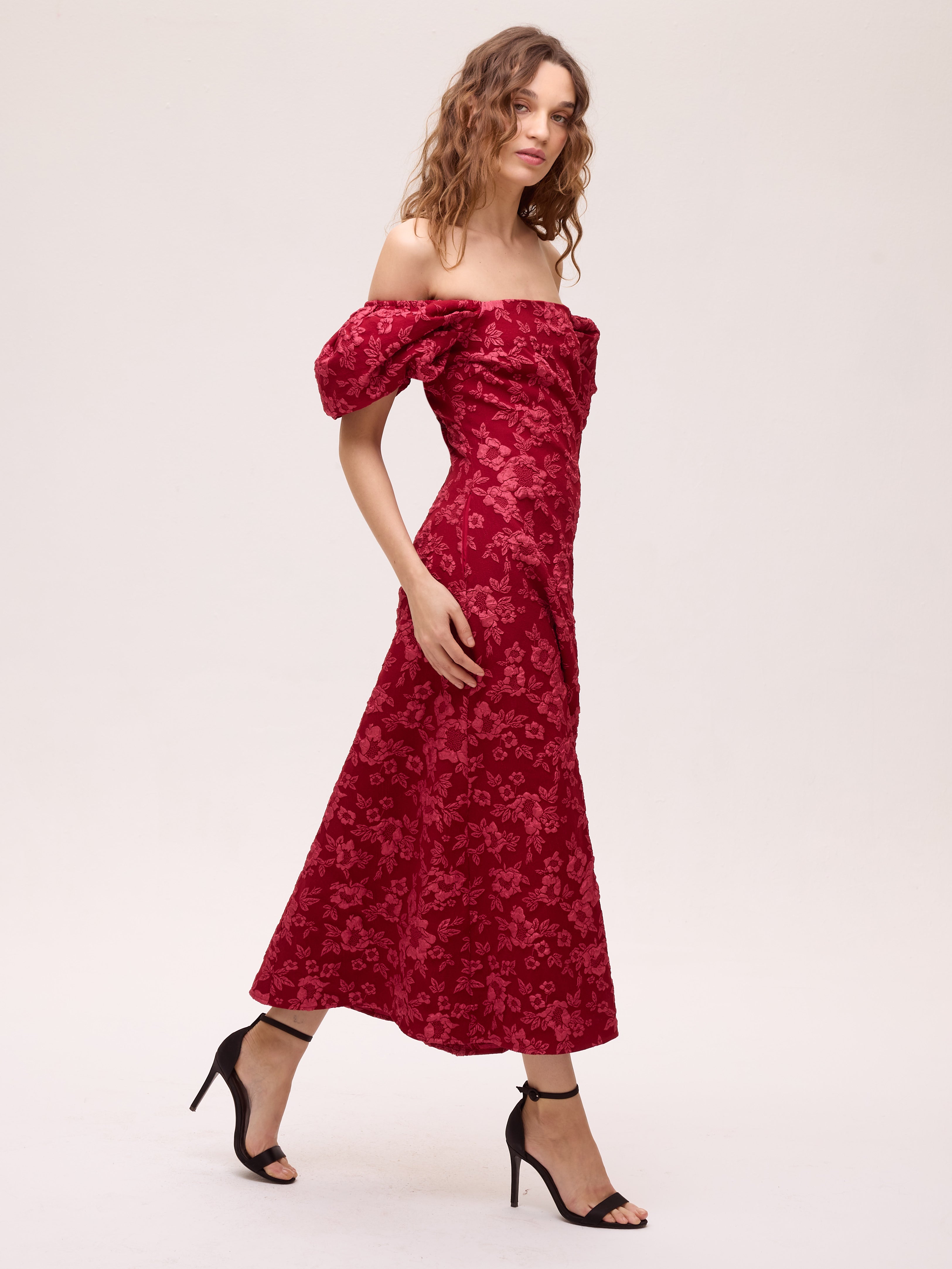 STELLA - Vestido brocado floral rojo evasé