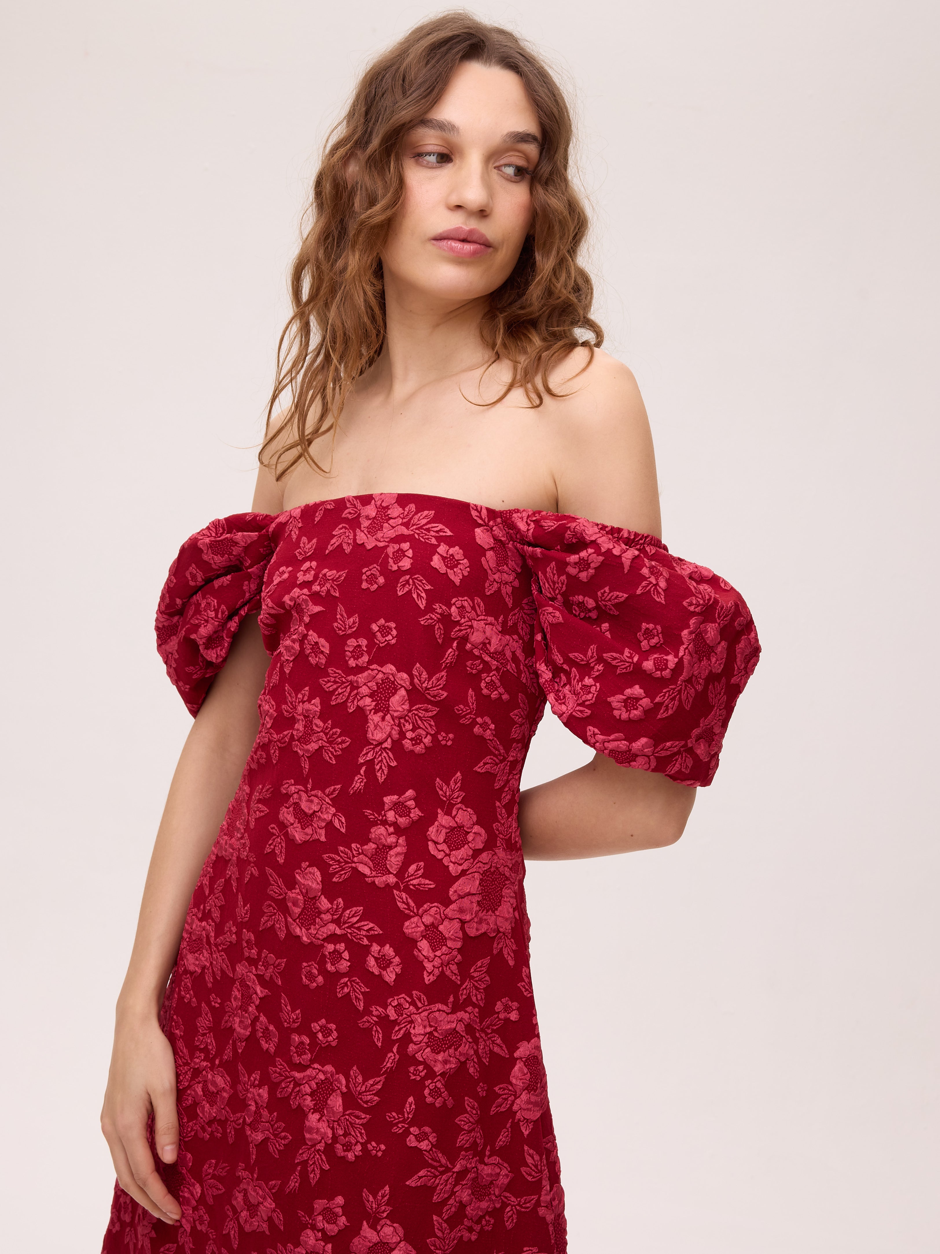 STELLA - Vestido brocado floral rojo evasé