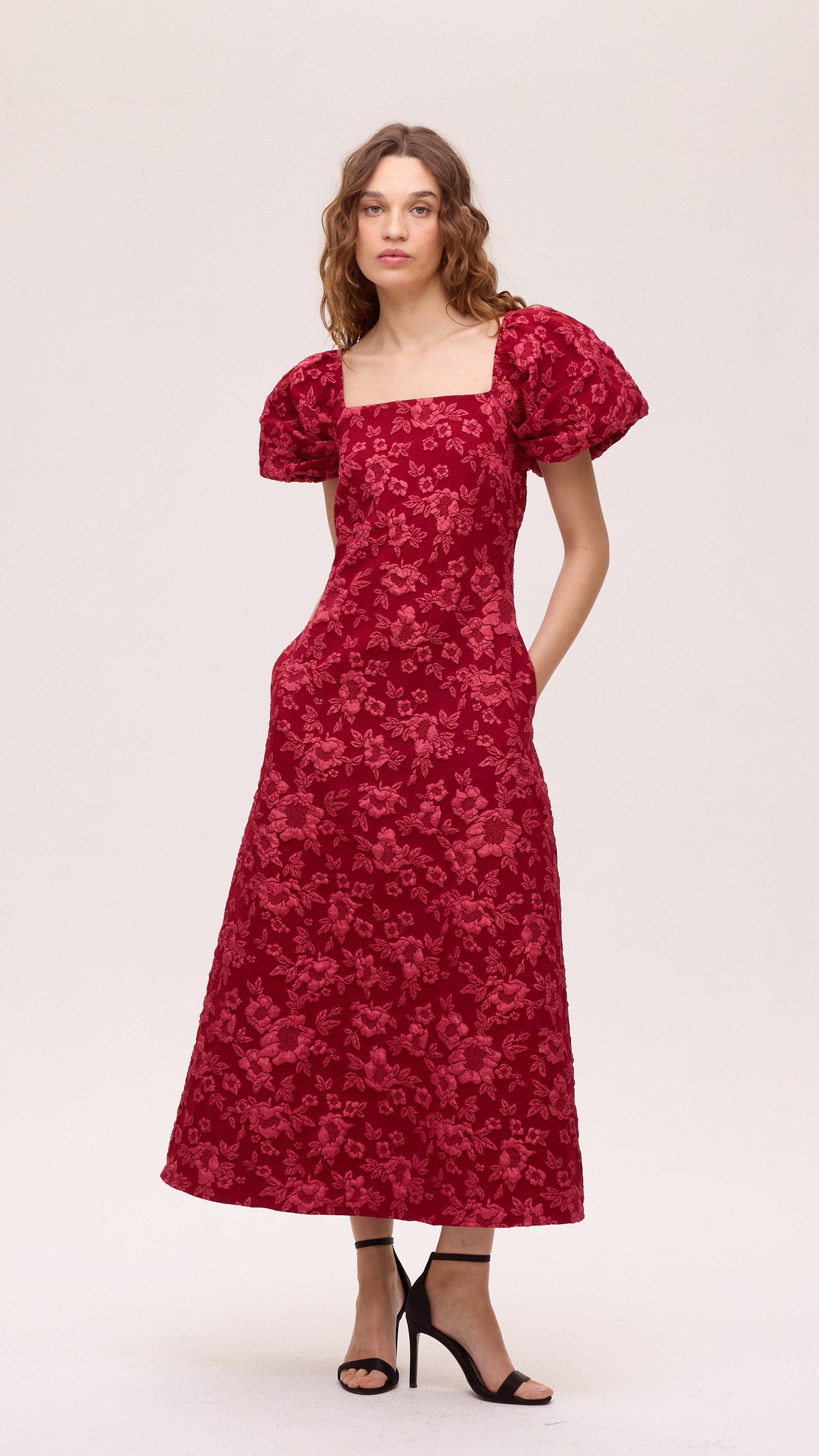 STELLA - Vestido brocado floral rojo evasé