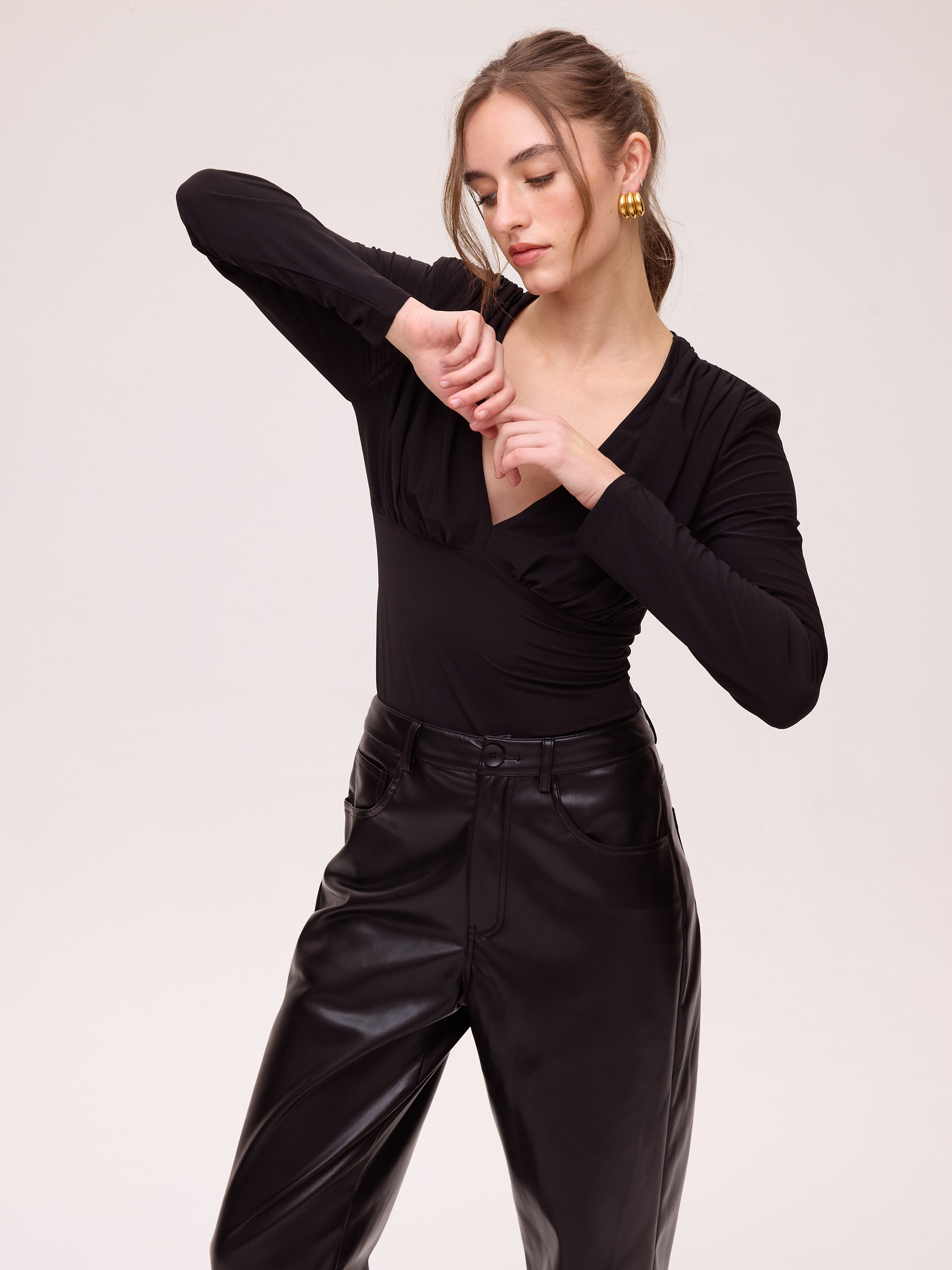 CHILL BLACK - Top en crepe elástico corte imperio negro