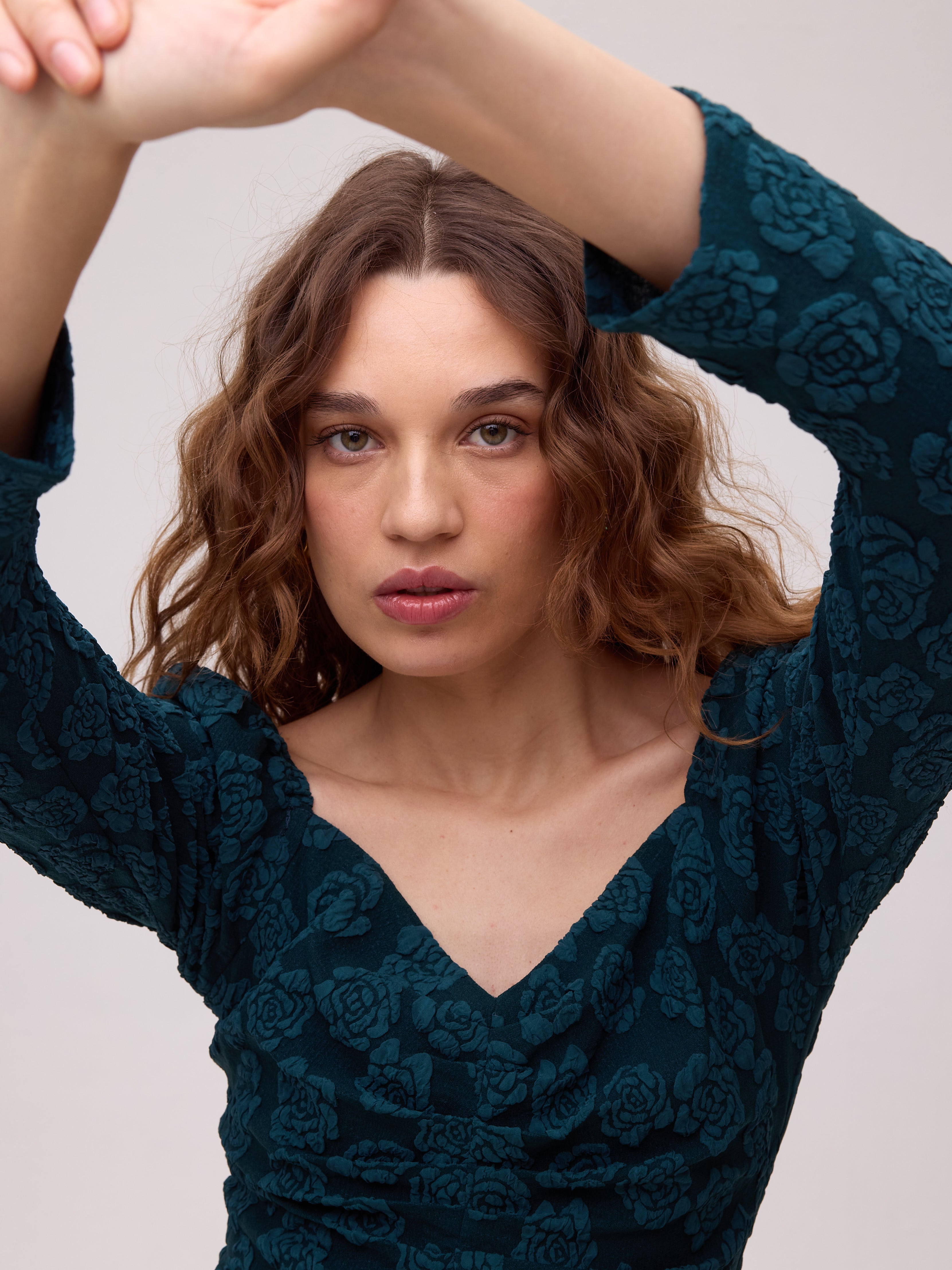 CLOUD - Vestido midi damasco flores . Verde azulado