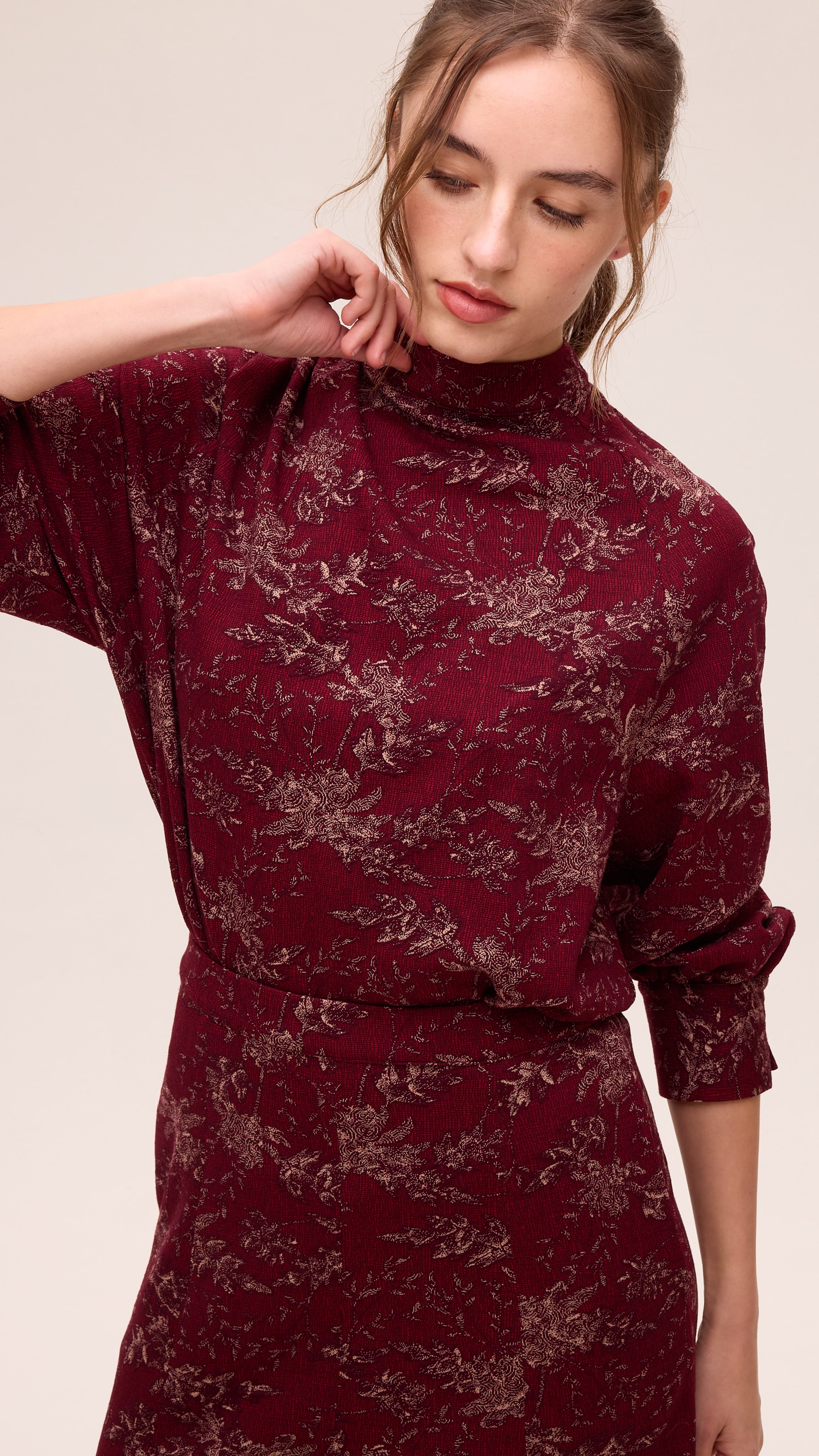 NEBULA - Jersey drapeado punto flores granate