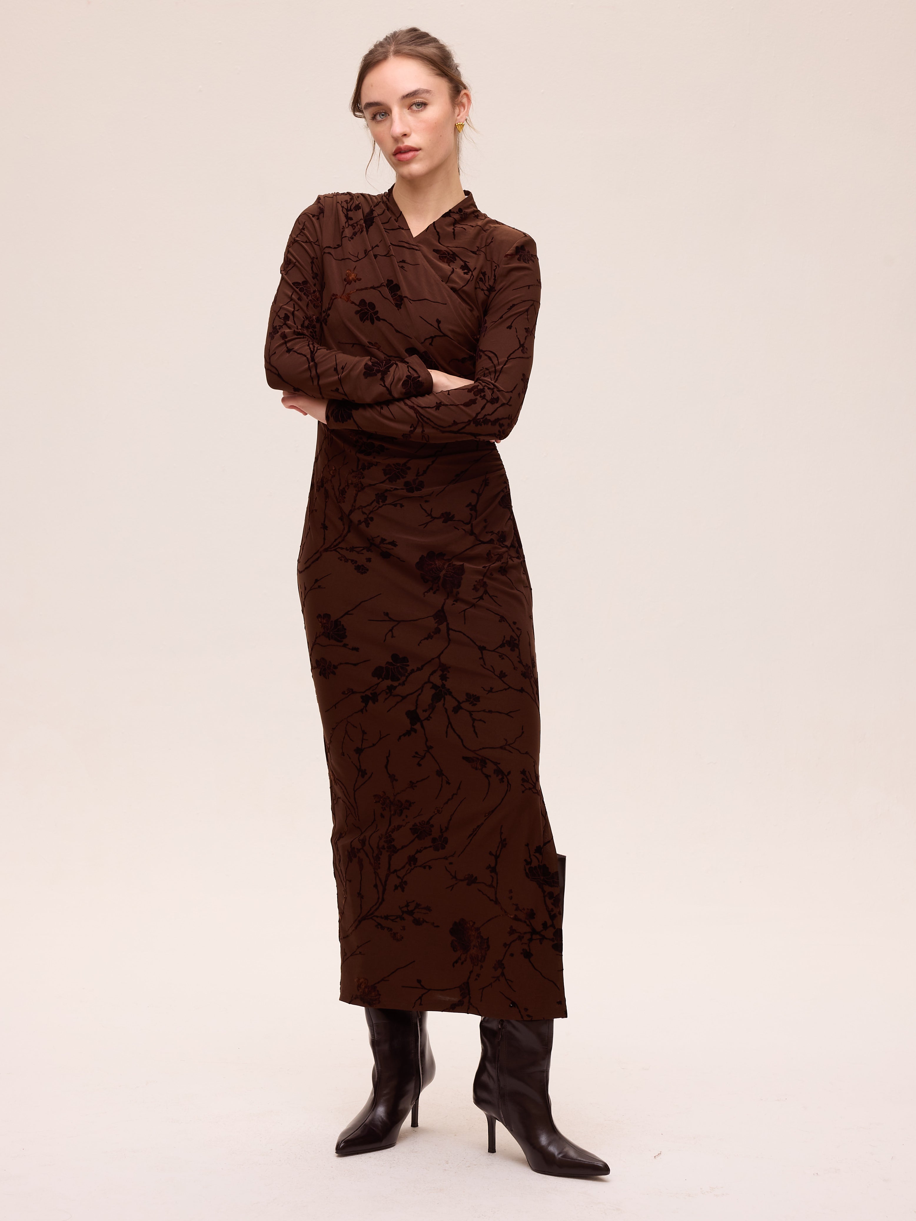 GLAZE BROWN - Vestido midi cuello cruzado flocado marrón