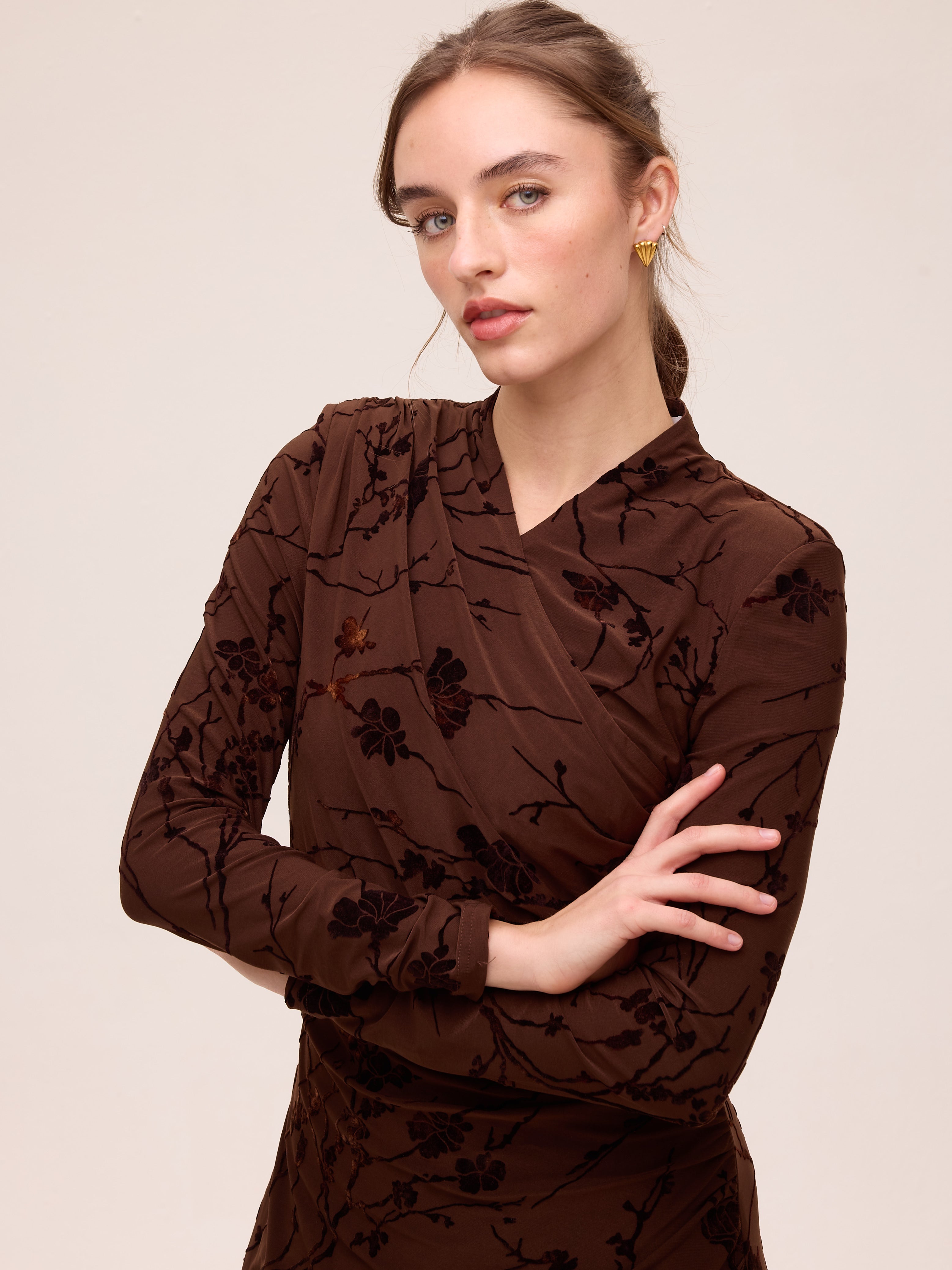 GLAZE BROWN - Vestido midi cuello cruzado flocado marrón