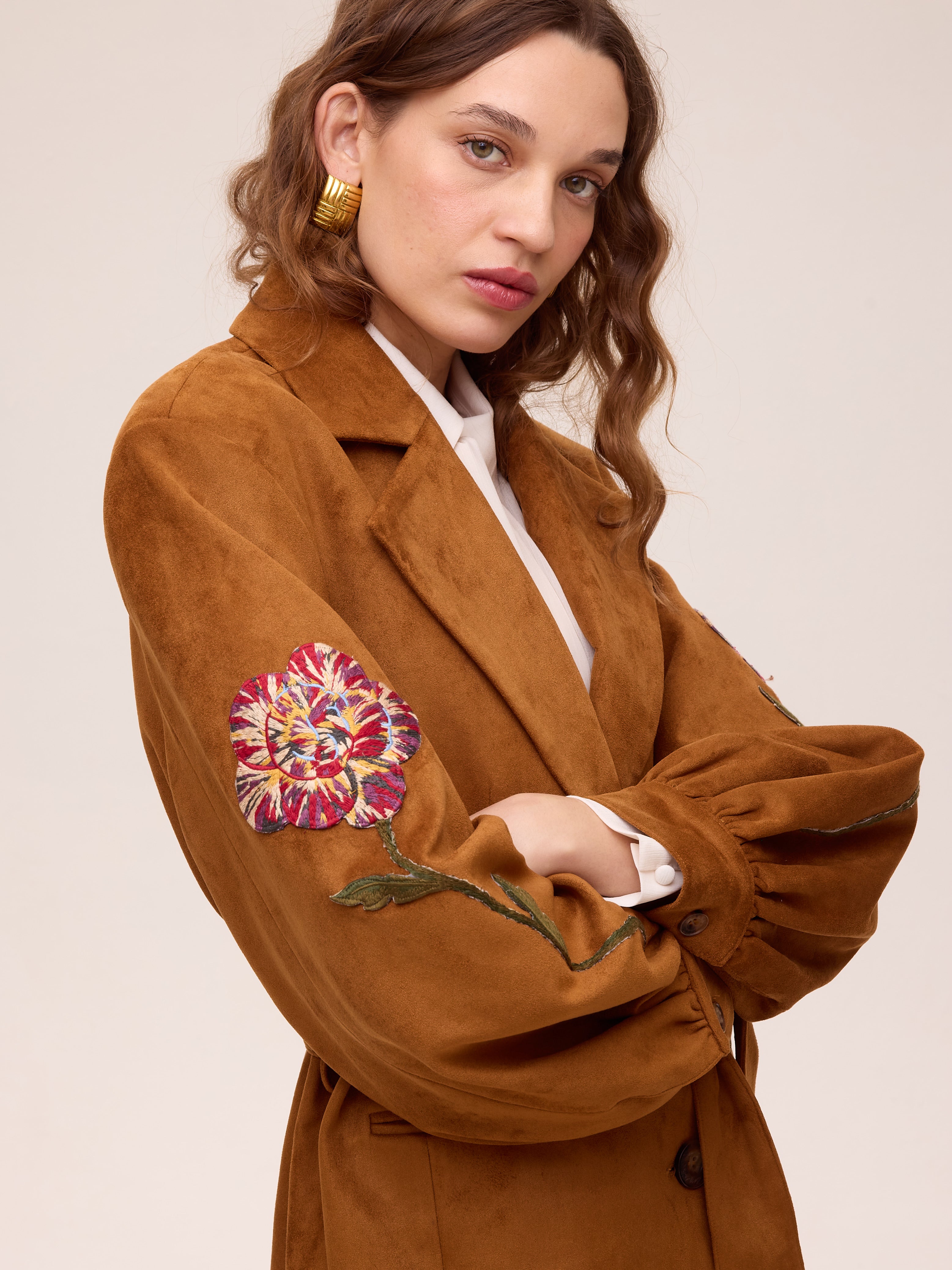 SHELTER WHISKY - Blazer efecto ante  bordado flores. Color caramelo