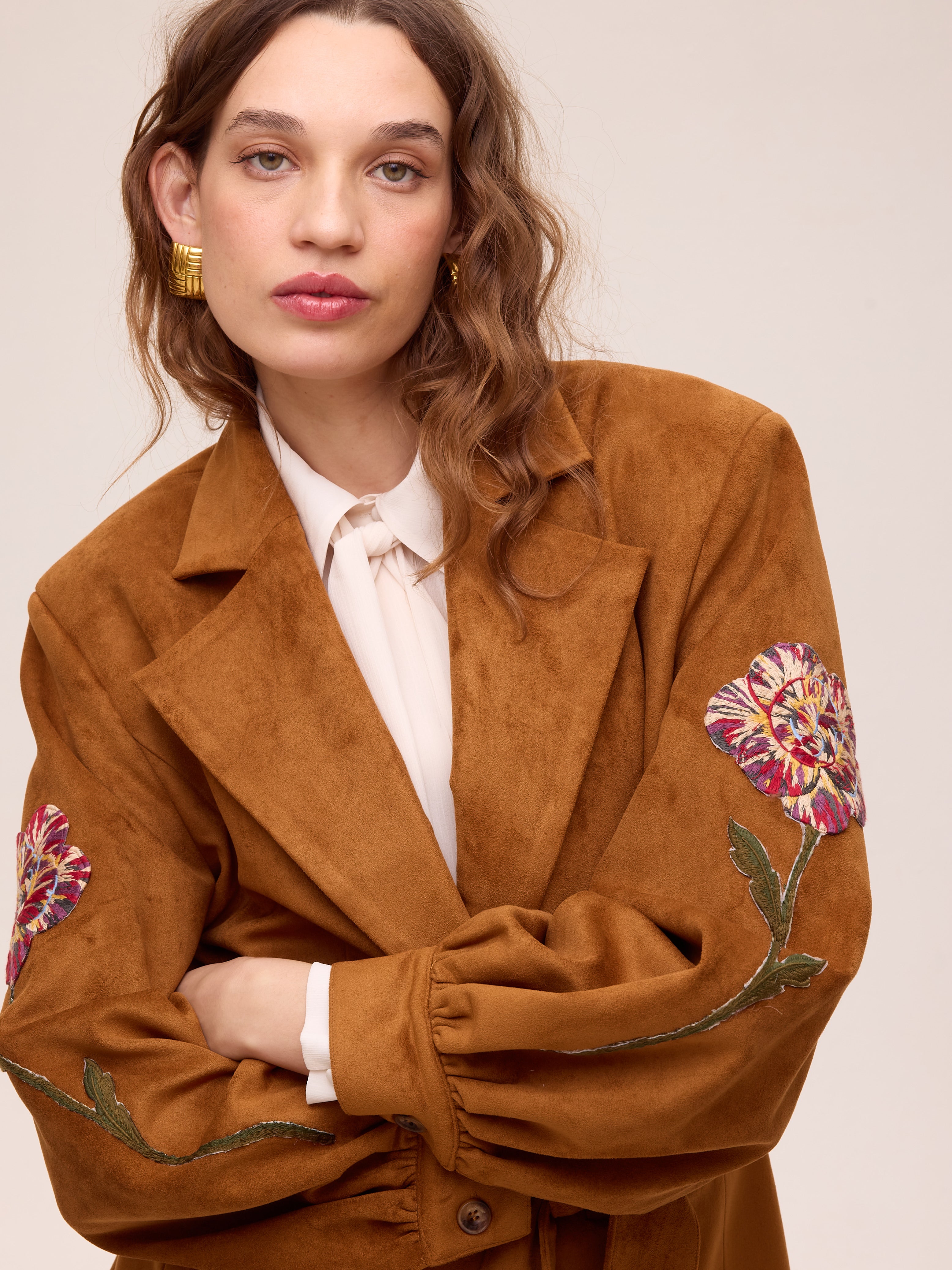 SHELTER WHISKY - Blazer efecto ante  bordado flores. Color caramelo