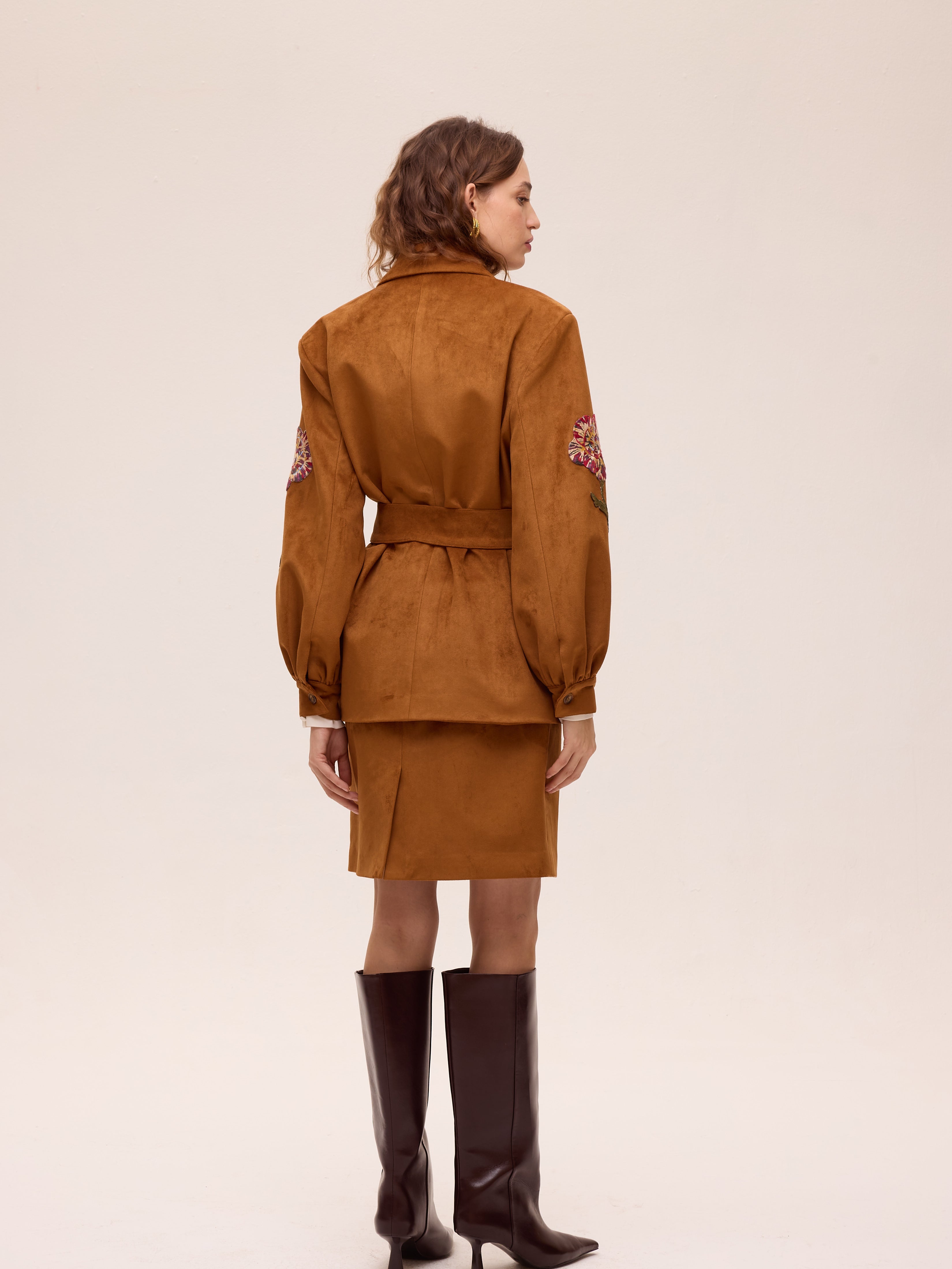 SHELTER WHISKY - Blazer efecto ante  bordado flores. Color caramelo