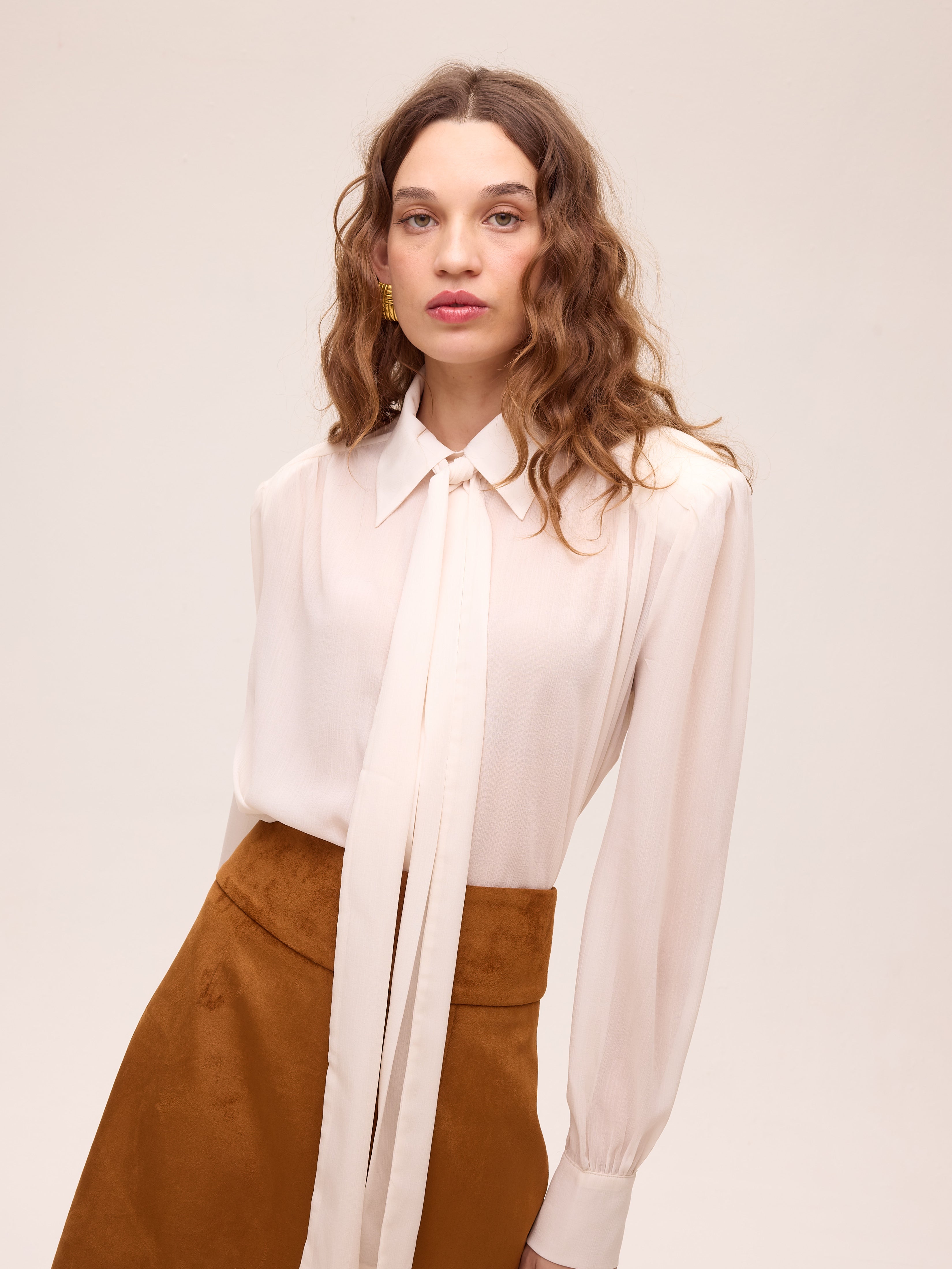 SHELTER WHISKY - Blazer efecto ante  bordado flores. Color caramelo