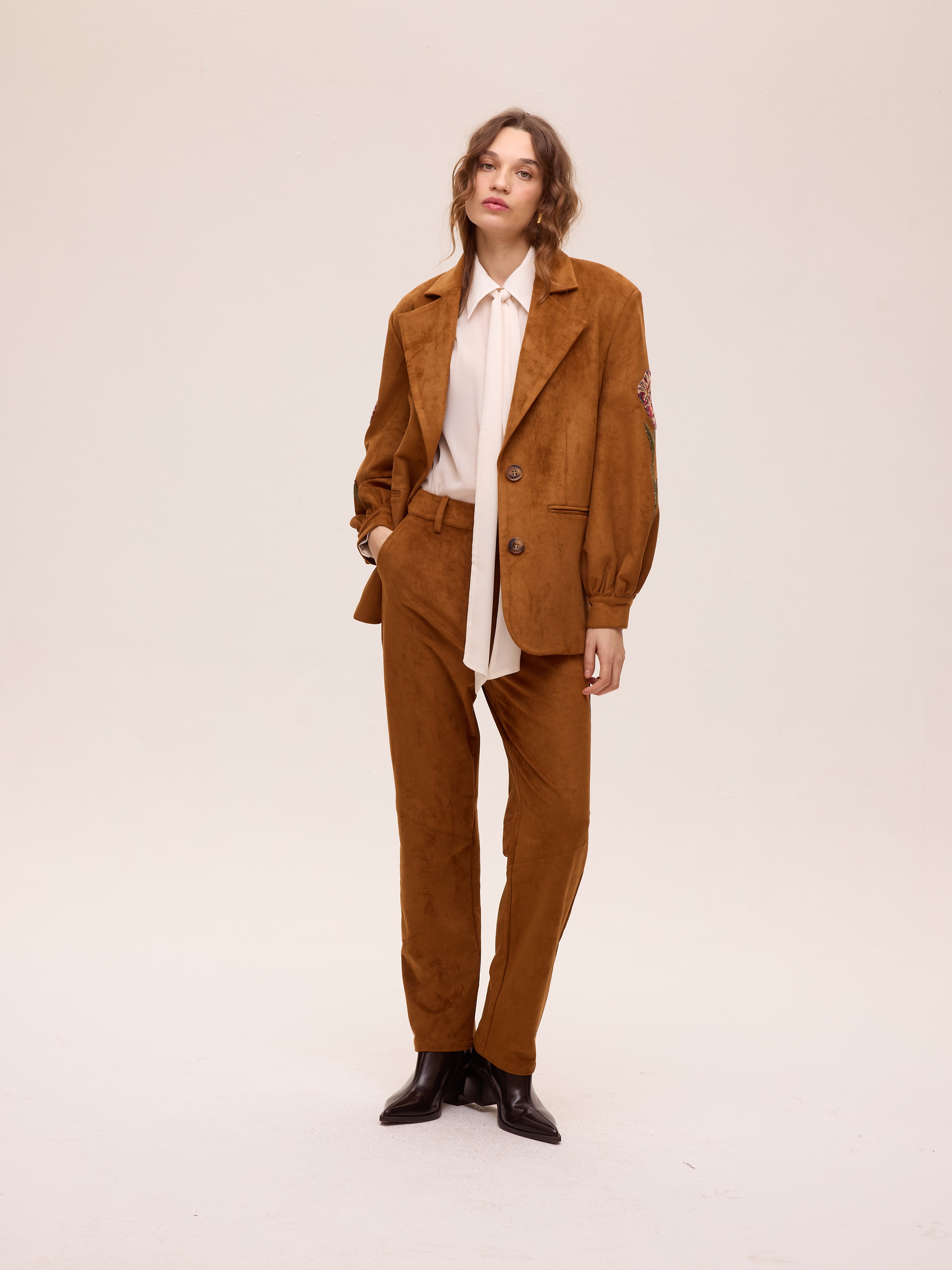 SHELTER WHISKY - Blazer efecto ante  bordado flores. Color caramelo