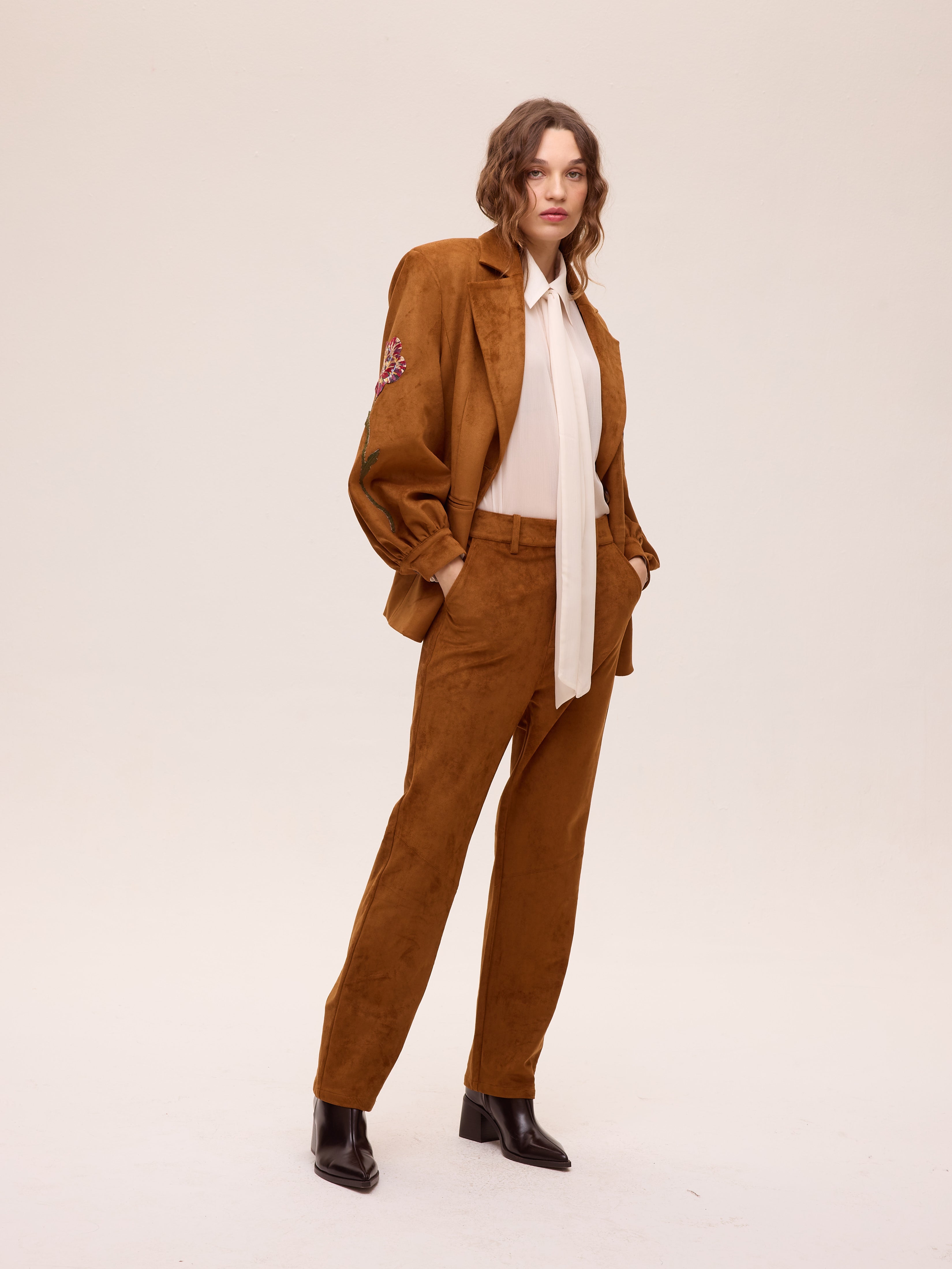 SHELTER WHISKY - Blazer efecto ante  bordado flores. Color caramelo