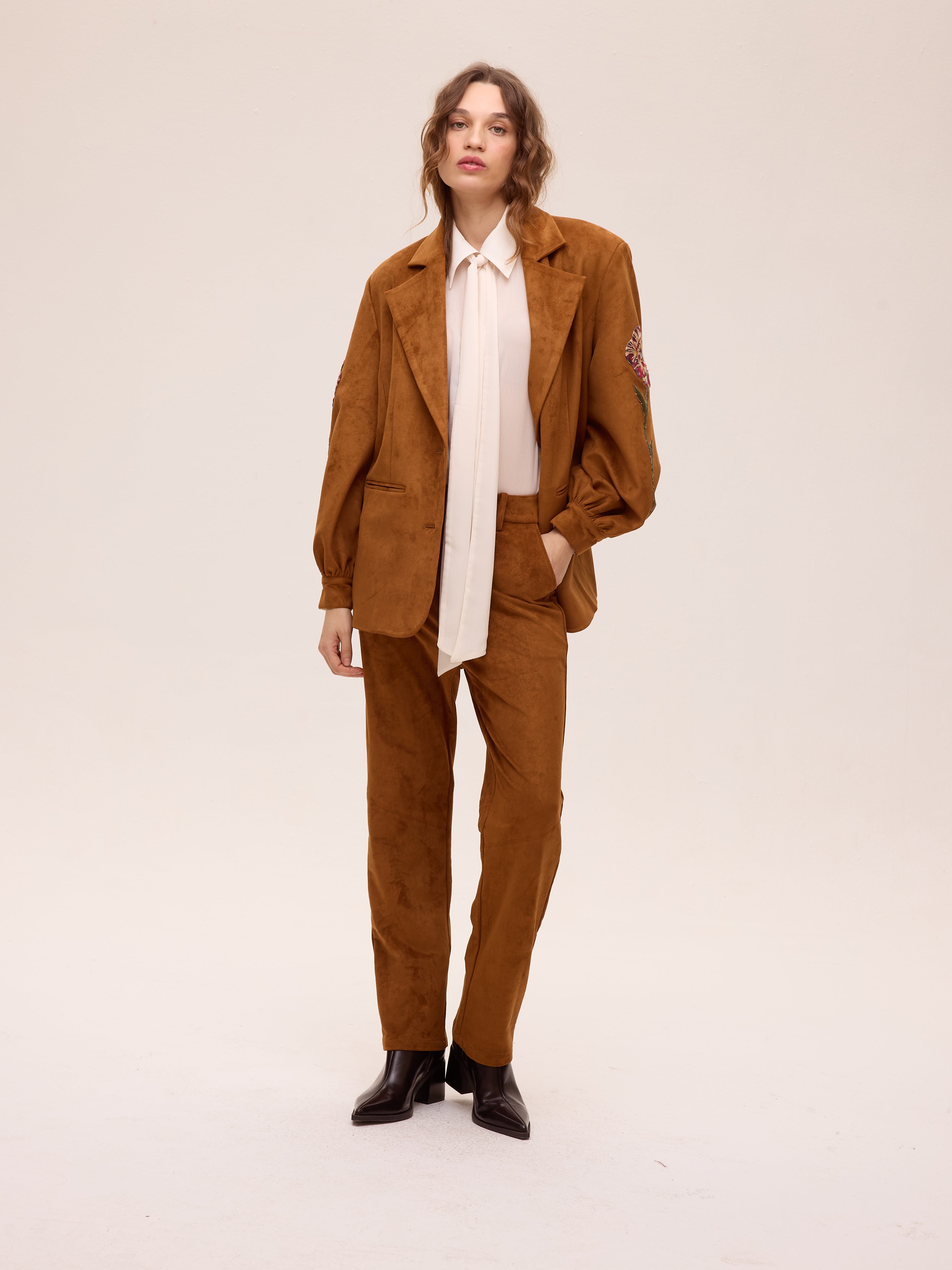 SHELTER WHISKY - Blazer efecto ante  bordado flores. Color caramelo