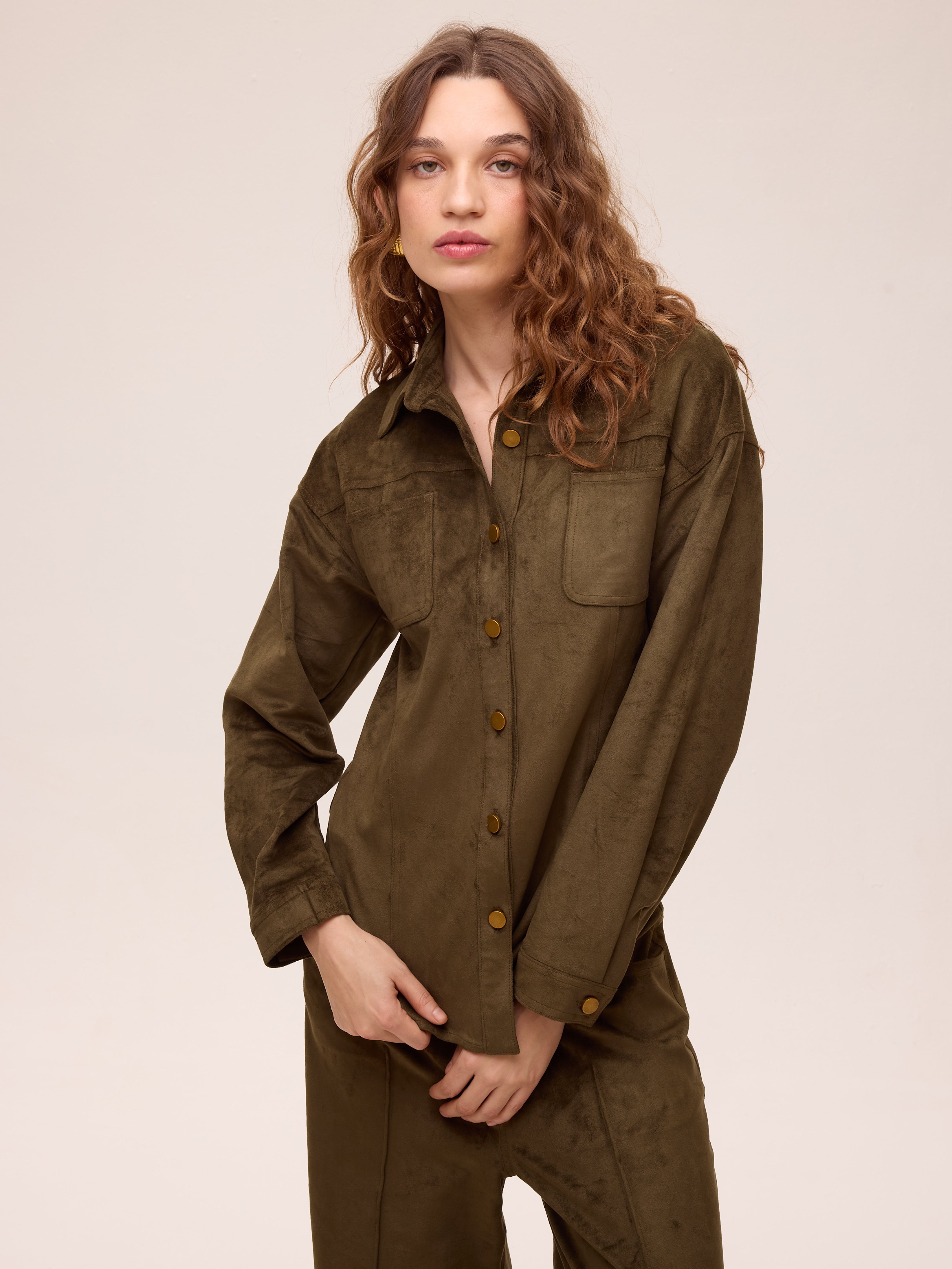 DUSK SUEDE TOP - Camisa ante verde botones metálicos