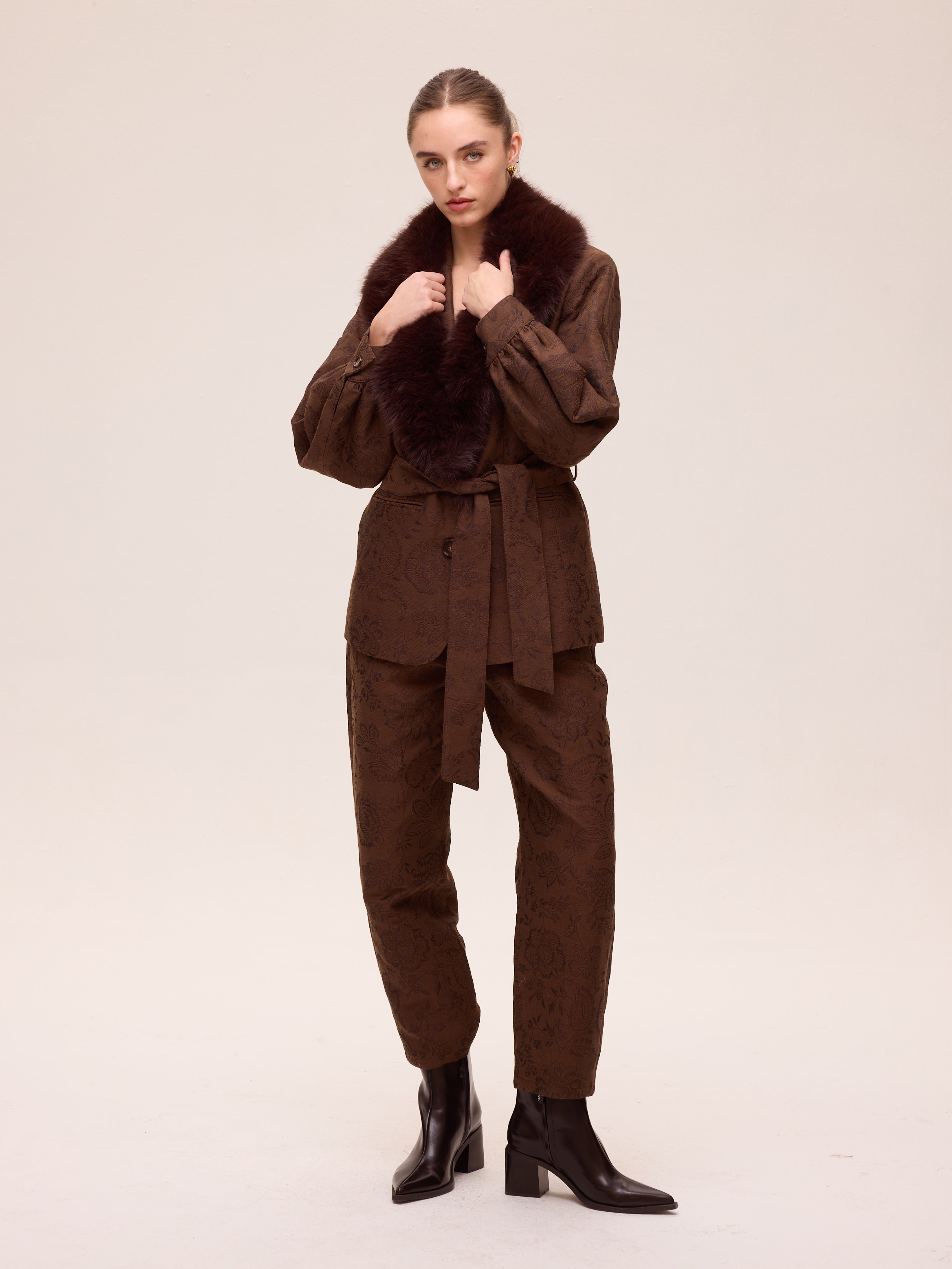 GLOOM BROWN - Pantalón barrel damasco bordado flores