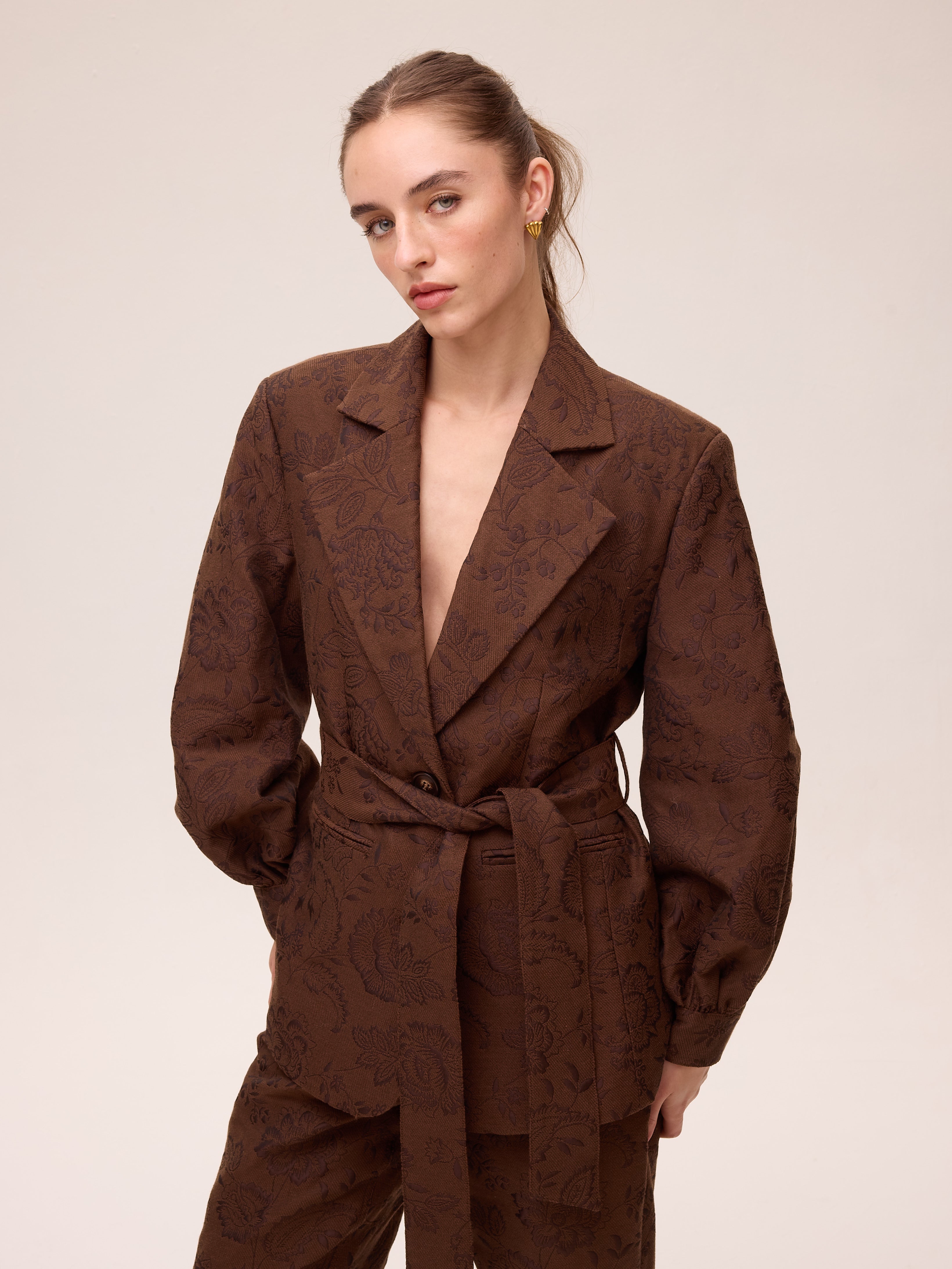 SHELTER BROWN - Blazer damasco bordado flores marrón