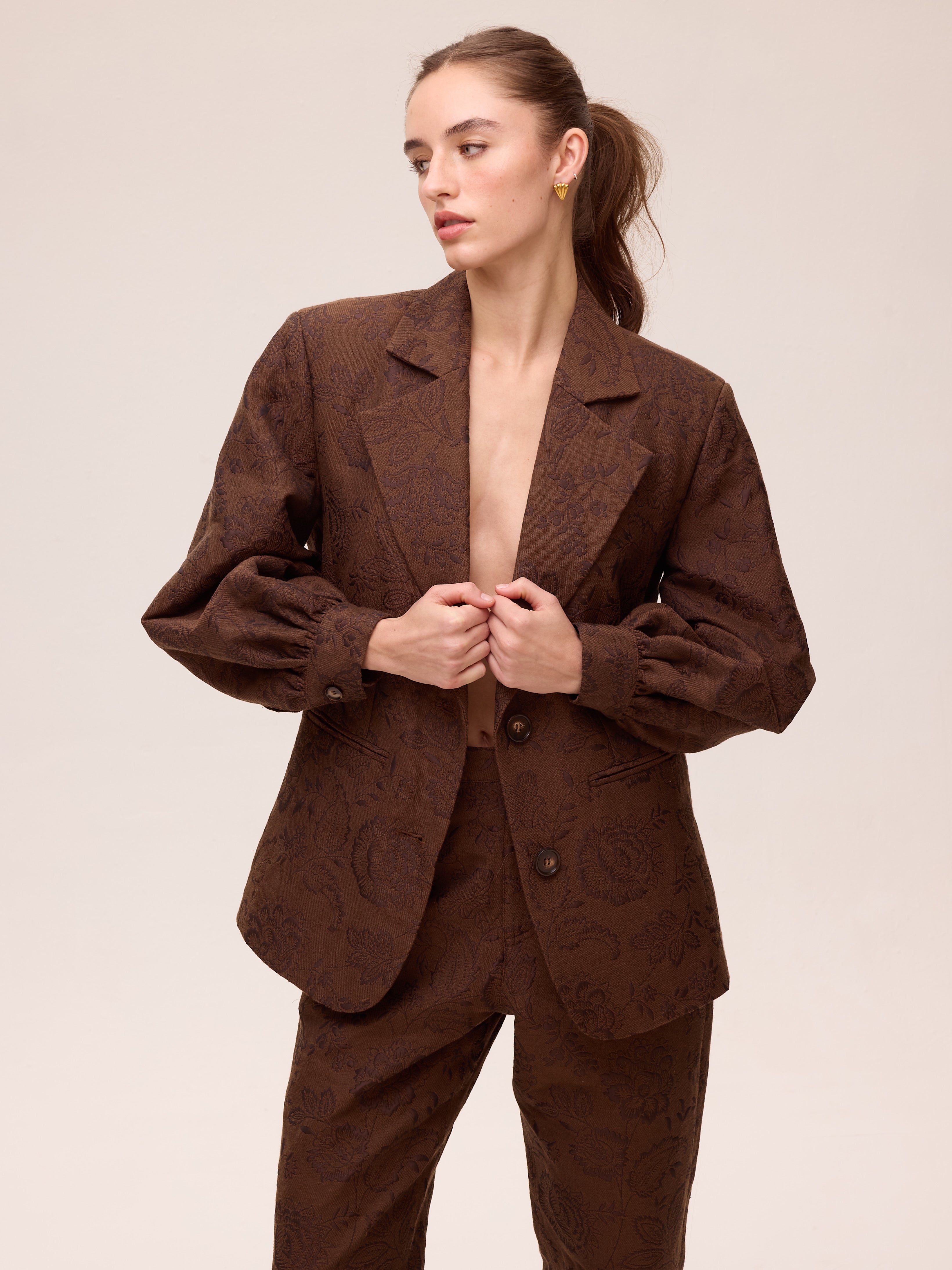 SHELTER BROWN - Blazer damasco bordado flores marrón