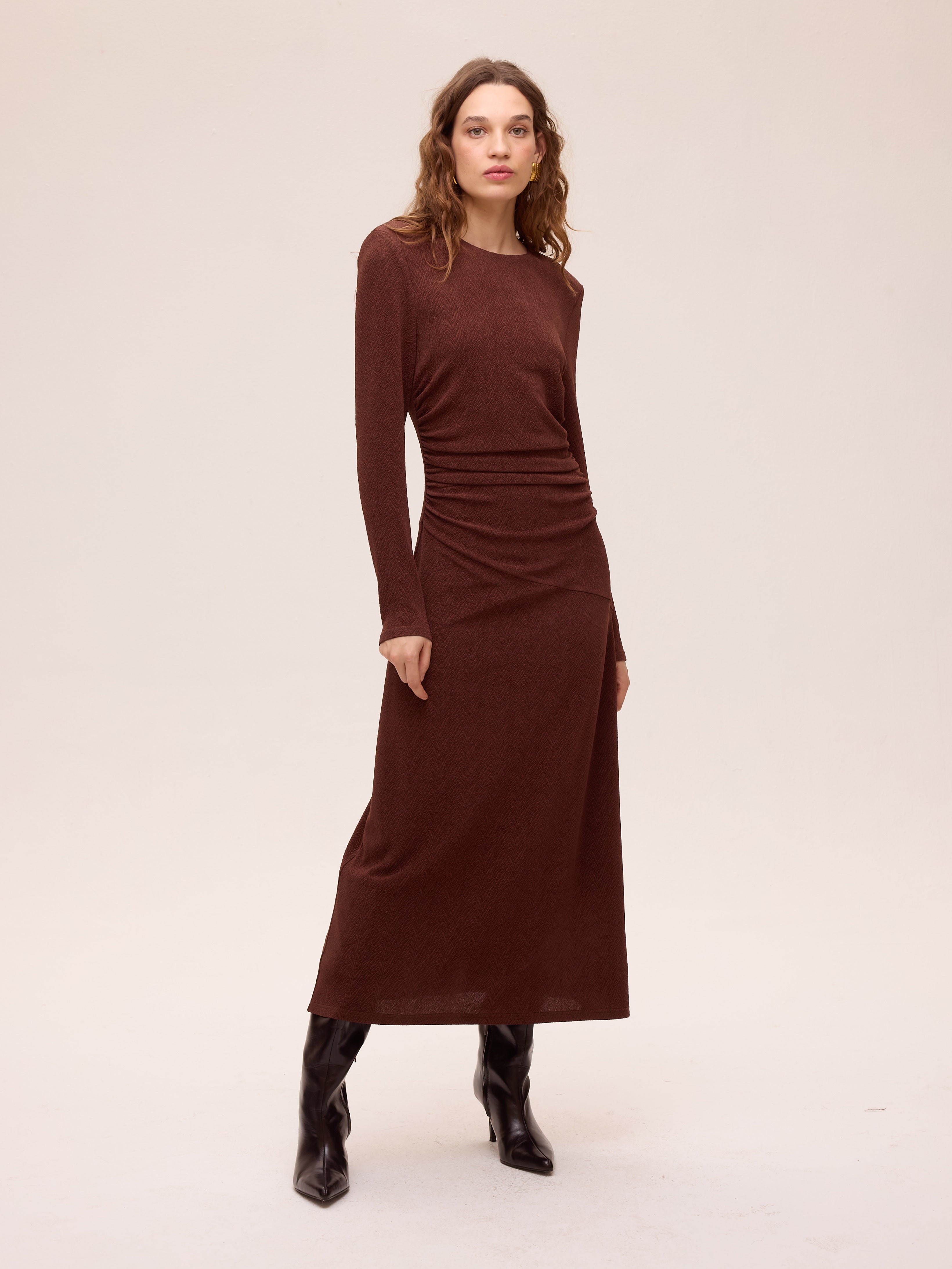 WHISPER BROWN - Vestido punto marrón corte en la cadera