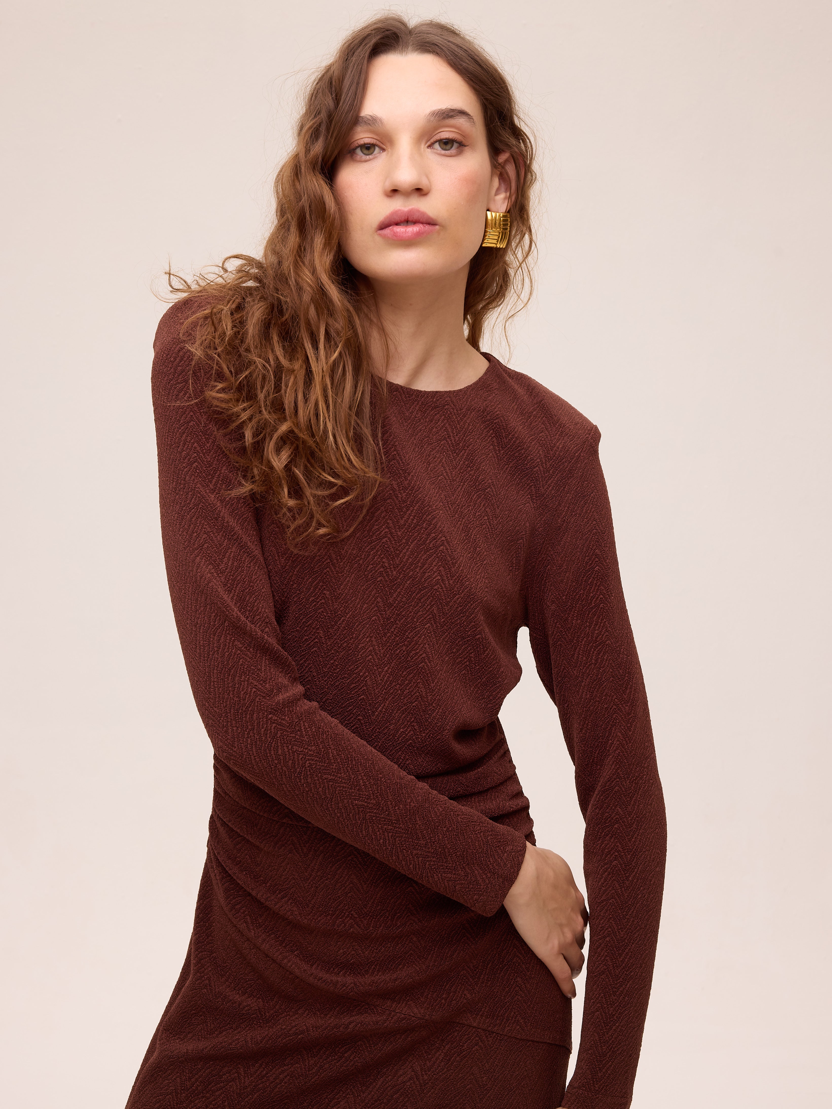 WHISPER BROWN - Vestido punto marrón corte en la cadera